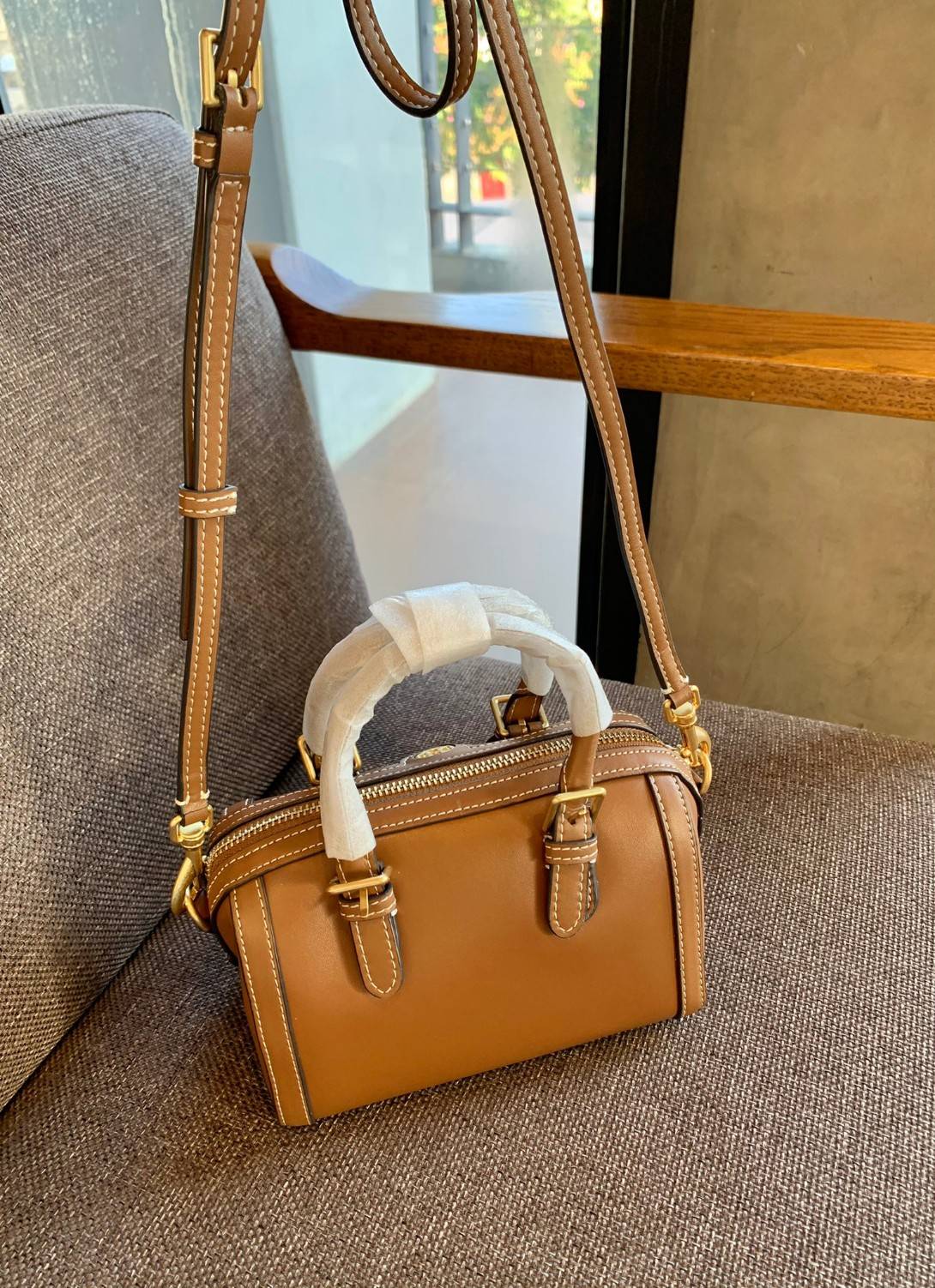 TORY BURCH T Monogram Color-block Barrel Duffle พร้อมส่งที่ไทย สวยก่อนใคร มี2ขนาด ไม่มีคือพลาดจร้าา😘 ✔️กระเป๋าทรงหมอน วัสดุหนังแท้ชั้นดีที่สุด หนังเรียบนิ่มสวย ✔️เปิดปิดกระเป๋าด้วยซิปคู่แบบมีหนังห้อย ภายในกว้างมากสำหรับไซด์นี้ หายห่ว