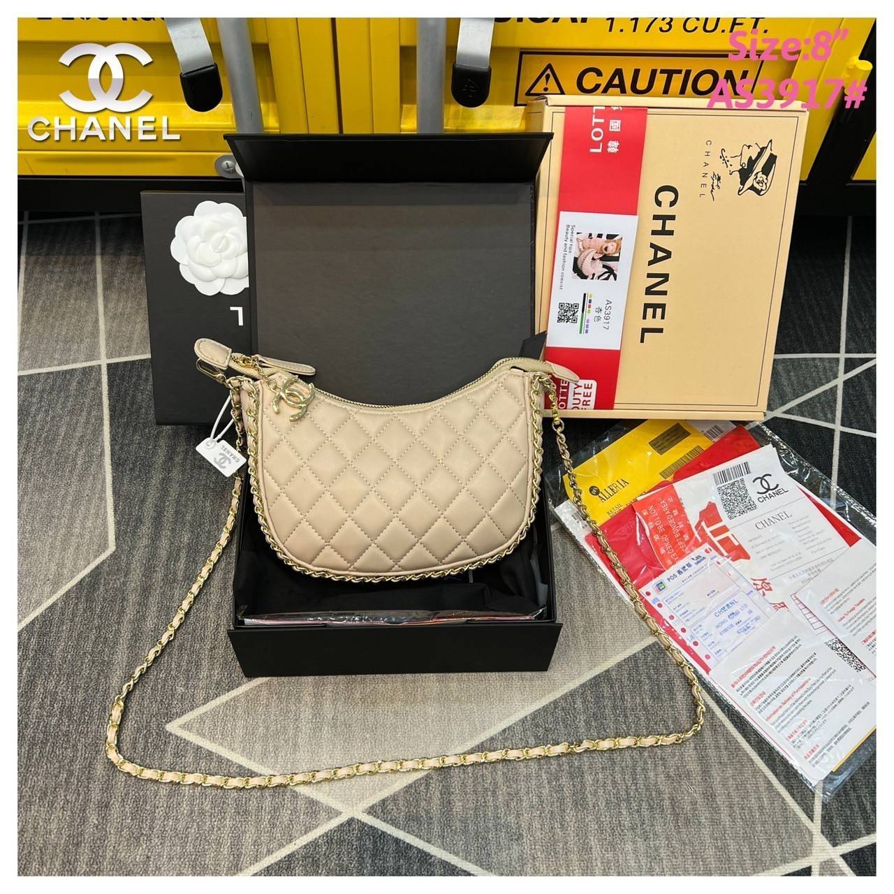 Chanel Pouch Hot item 2023 กระเป๋าสะพายกึ่งพอช ใบเล็กน่ารักน่าใช้ ถือไปไหนก็อัพลุคปัง วัสดุหนังแกะ สัมผัสนิ่มมือ หูจับในตัว ปรับได้อีกเล็กน้อย มาพร้อมสายสะพายโซ่ ความยาวกำลังดี