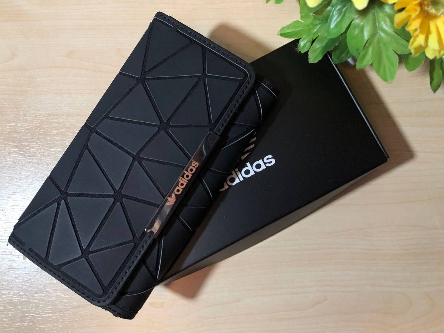 ADIDAS 3D WALLET Y2018 กระเป๋าสตางค์คอลเลคชั่นใหม่ดีไซน์สุดฮิต สไตล์ ISSEY MIYAKE ด้านหน้ามีโลโก้แบรนด์ เปิดปิดด้วยฝาปิด ภายในมีช่องใส่รูป ช่องใส่ธนบัตร, บัตร และช่องซิปใส่เหรียญ Don't miss!
