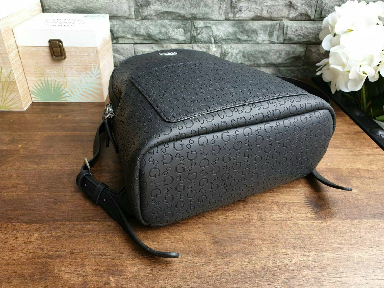 GUESS WOMAN'S BACKPACK กระเป๋าสะพายเป้ขนาดกำลังดี วัสดุหนังแกะสังเคราะห์ โลโก้รอบใบ หนังสวย น้ำหนักเบามากกกๆ!! กันน้ำ ทำความสะอาดง่าย มีหูหิ้วเเละสายสะพายหลังเลื่อนปรับได้ 5 ระดับ ด้านหน้าประดับโลโก้แบรนด์ อะไหล่เงิน และ มีช่องใส่ของ 1 ช่อง เปิดปิดด้