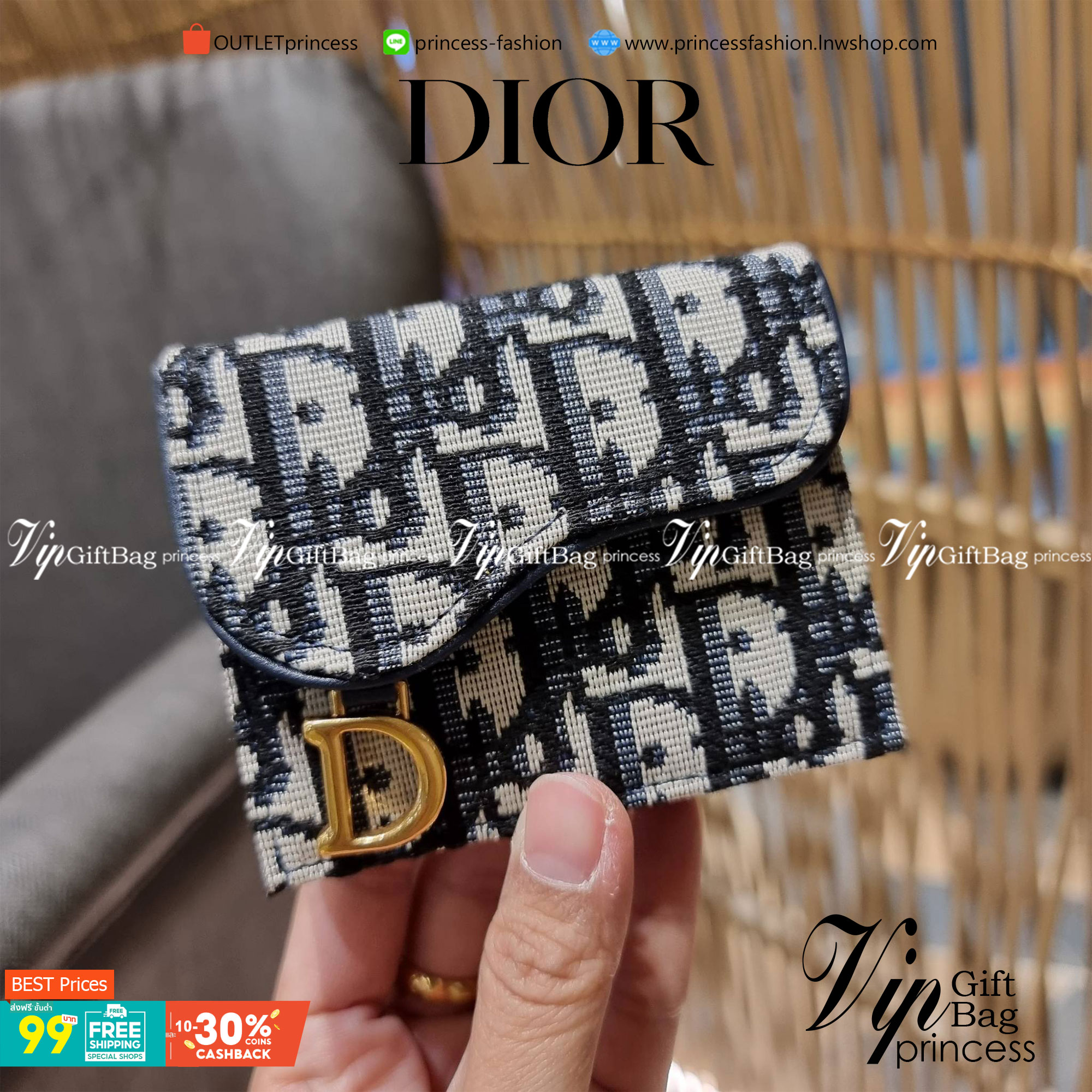 VIP 】CD MULTI WALLET WITH GWP กระเป๋าสตางค์ขนาดเหมาะมือ กะทัดรัดไม่กินพื้นที่ พรีเมี่ยมกิ๊ฟจากเคาน์เตอร์ ดีไซน์แบบพับ ใช้งานง่าย น่ารักน่าใช้จริงๆ วัสดุผ้าแคนวาสปักลาย สลับหนังแท้ภายใน ภายในมีช่องใส่บัตร ใส่ธนบัตรได้ สะดวกใช้มากๆ มาพร้อม box set ในราคาที่