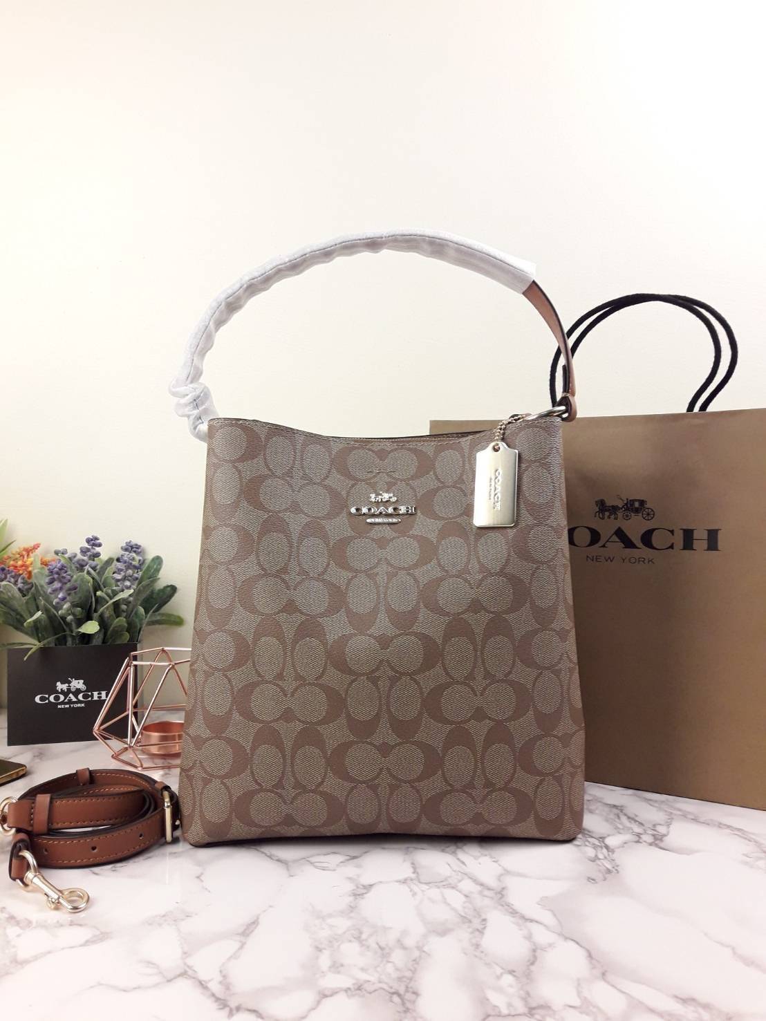 ใบใหญ่ 10" COACH TOWN BUCKET BAG IN SIGNATURE CANVAS (COACH 91512) 🌺 เป็นสีที่ขายดีมากๆ และหายากมากๆด้วย!! //ขนาด 10 นิ้ว ใส่ของได้จุใจ!! //กระเป๋าสะพายข้าง //วัสดุหนังแคนวาสอย่างดี หนังสวย อยู่ทรง มีสายสะพายยาว ใช้สะพายเป็นคลอสบอดี้ได้ สายยา