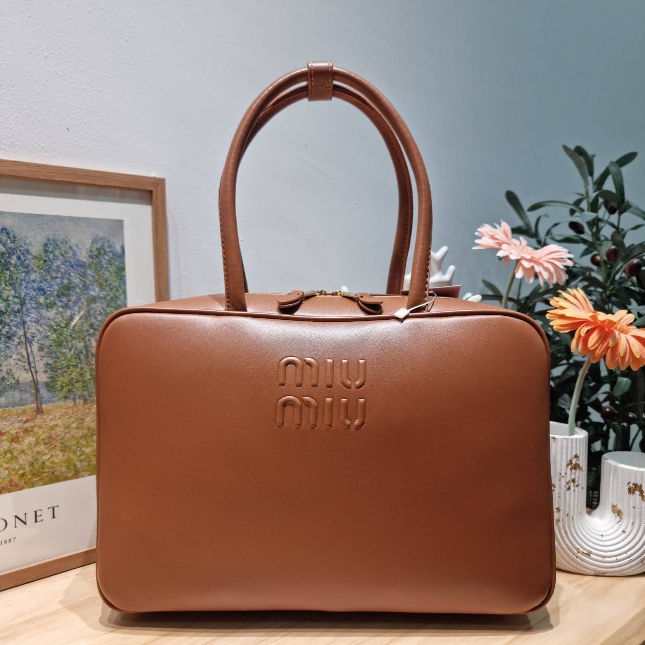 MIU MIU LEATHER BEAU BAG กระเป๋าถือรุ่นสุดจึ้ง ที่ไม่มีตอนนี้คือพลาด ดีไซน์เรียบแต่มากมีอยู่จริง สวยดูแพง หูจับในตัวง่ายและสะดวกพกพา เพียงแค่คล้องไหล่ ขนาดใหญ่จุของได้แบบสบายๆ