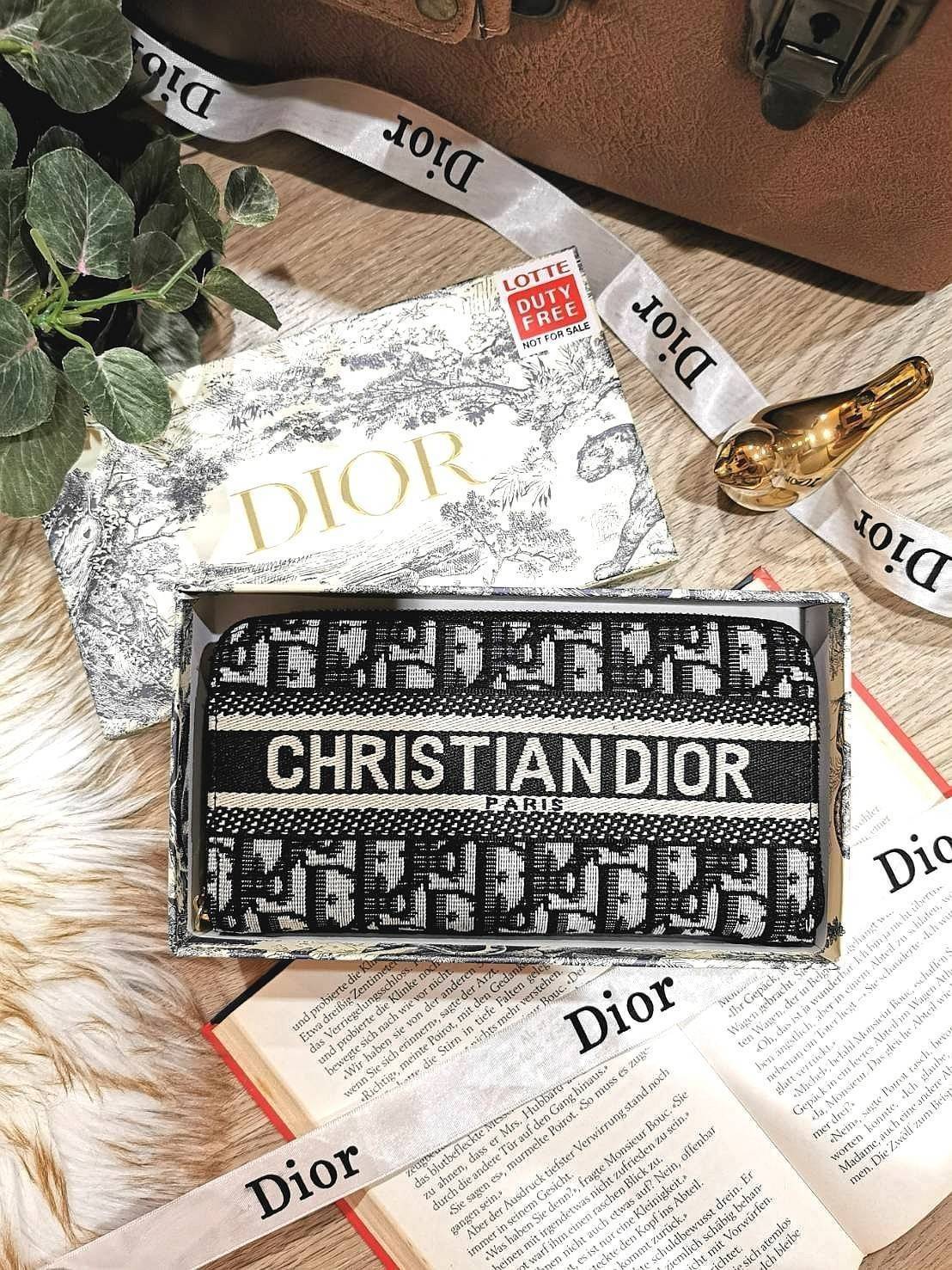 VIP 】CHRISTIAN DIOR ANAGRAM LONG WALLET VIP GIFT WITH PURCHASE (GWP) กระเป๋าสตางค์ใบยาวไอเท็มแนะนำพรีเมี่ยมกิ้ฟ Limited จาก DIOR DUTYFREE ลาย Dior Anagram สวยคลาสสิคไม่มีเอ้าท์ เปิดปิดด้วยซิปแบรนด์สีทองสะดวกใช้ ภายในมีช่องแบ่งหลายช่องและช่องซิปกลางเเยกเป็