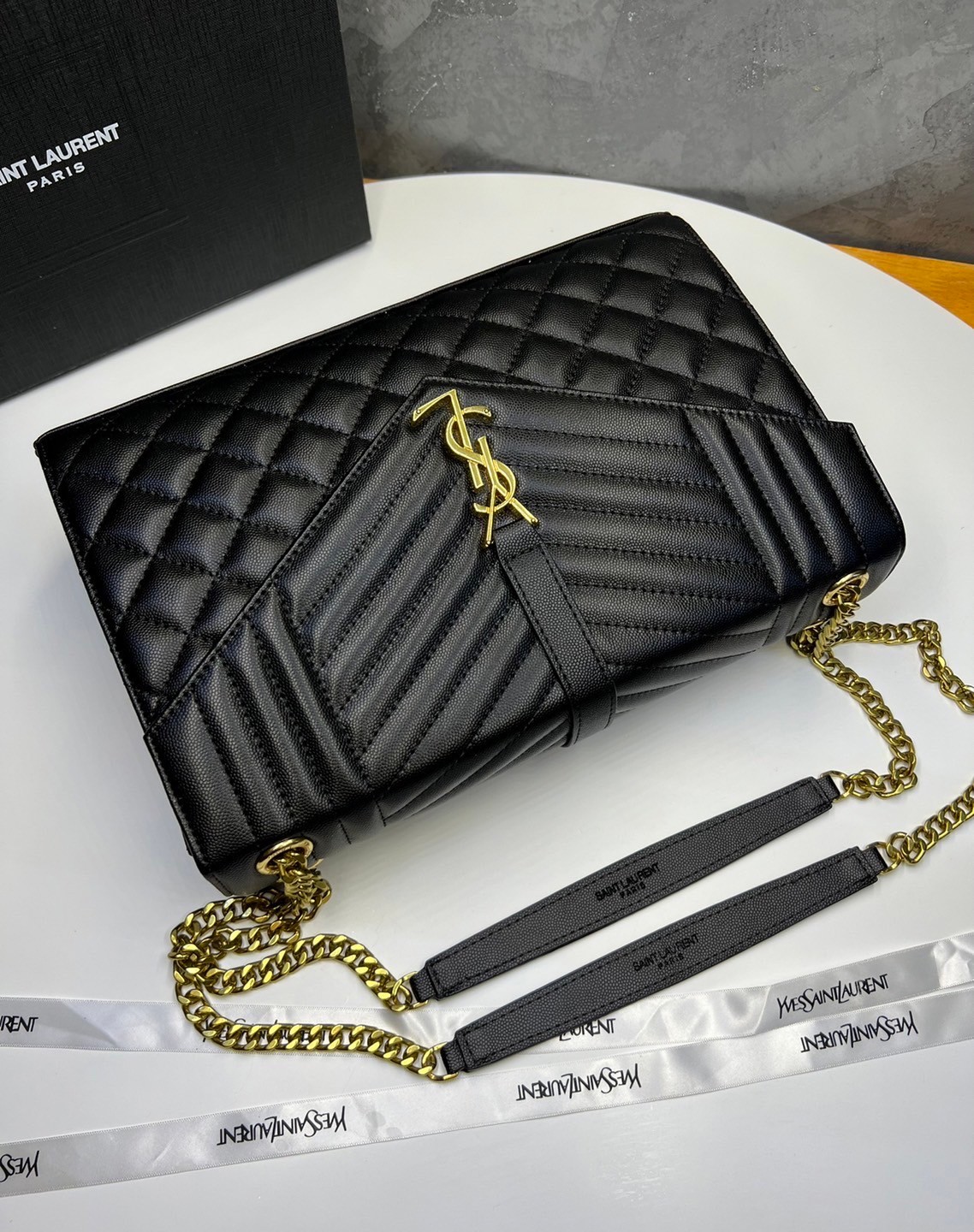 หนังแท้ YSL Saint Laurent Large Cassandra quilted shoulder bag กระเป๋าสะพายใบใหญ่ ดีไซน์ทรงสวยหรู ตอบโจทย์ได้ทุกสไตล์ ภาพสินค้าถ่ายจากงานขายจริง ใช้งานต่างประเทศได้