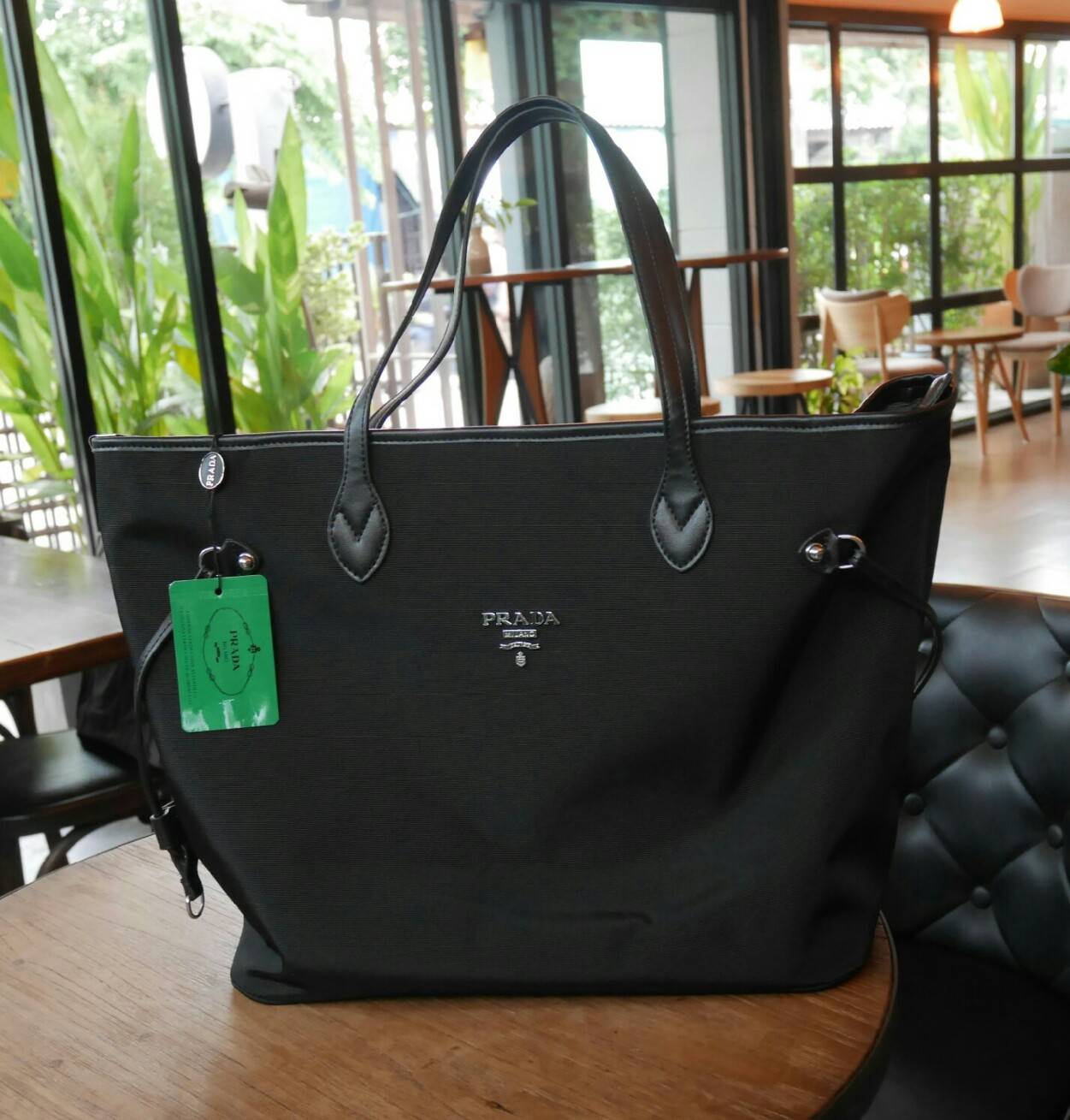 คุ้มจุใจสาวๆค้า ใบนี้ Must Have item! กระเป๋าสะพายทรง TOTE ใบใหญ่ จากพรีเมี่ยมกิ้ฟท์เคาเตอร์แบรนด์ PRADA อะไหล่เงินทั้งใบ เปิดปิดด้วยซิป สะพายไหล่ได้ ไม่ติด จุคุ้มมากสุดๆค่ะ ใส่เสื้อผ้า 1-2 วันได้สบาย ด้านข้างสามารถปรับได้สองทรงตามสไตล์การแต่งตัว เหมาะมาก