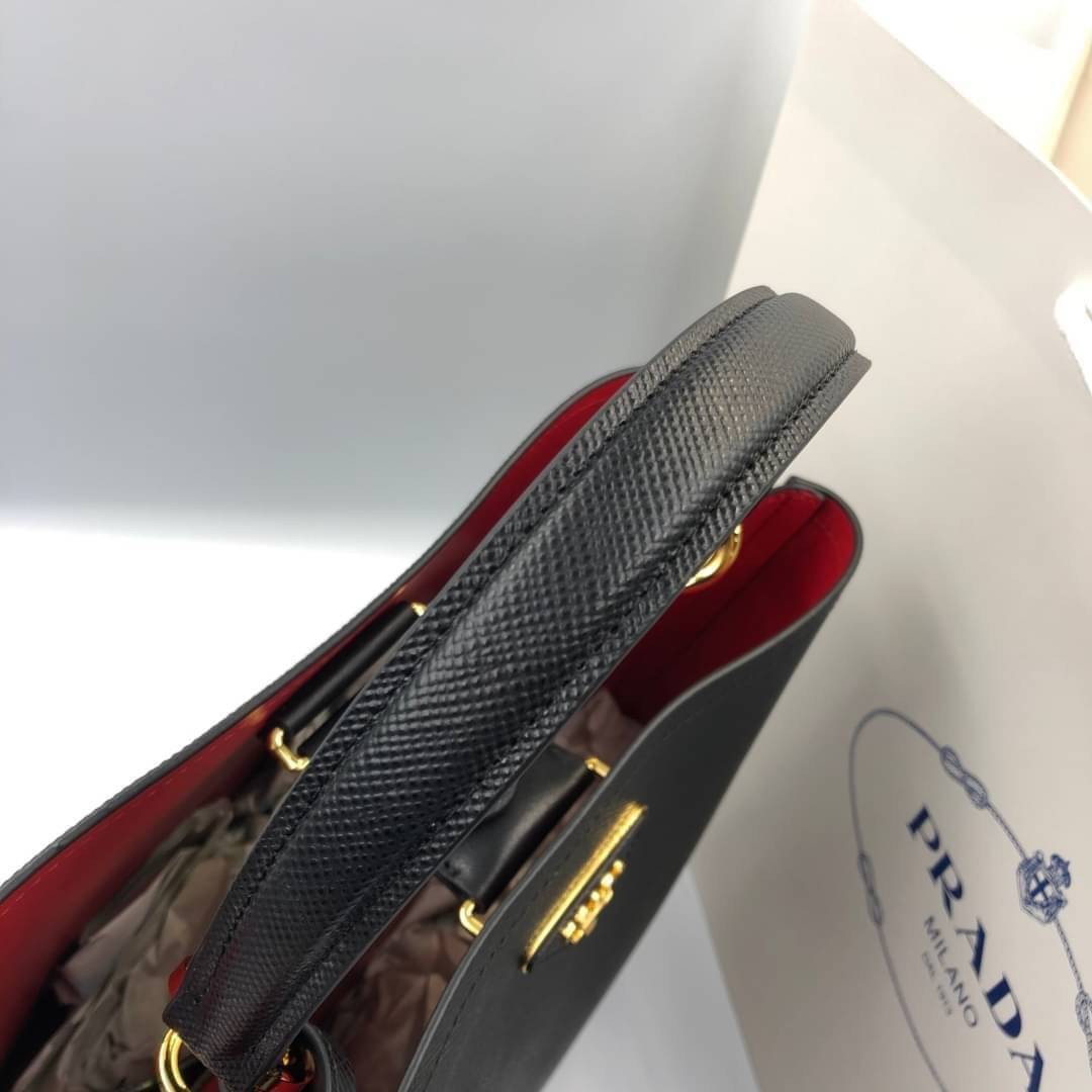 VIP 】หนังแท้ Prada Panier Bag Medium Saffiano Leather พร้อมส่งที่ไทย กระเป๋าสะพายข้างทรงบัคเก็ต จุของได้เยอะมาก เรียบแต่หรู ต้องใบนี้เลยค่าา