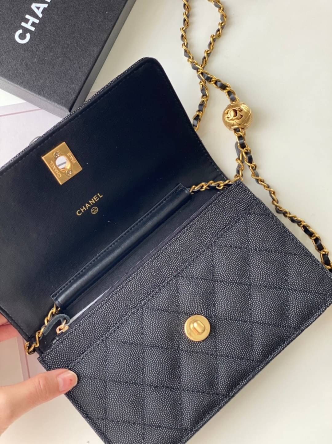 หนังแท้ VIP GIFT CHANEL classic shoulder crossbody bag วัสดุหนังเรียบเนียนสวยผู้ดีม๊ากกก งานอยู่ทรงคุณภาพดีตามแบบฉบับของแบรนด์ ขนาดกำลังดี น้ำหนักเบา ด้านหน้ามีโลโก้แบรนด์อะไหล่หรู มีช่องใส่บัตร ใส่ของจุกจิก เปิดปิดด้วยฝาปิดกระดุม งานตัวจริงสวยมากๆ ถูกใจร