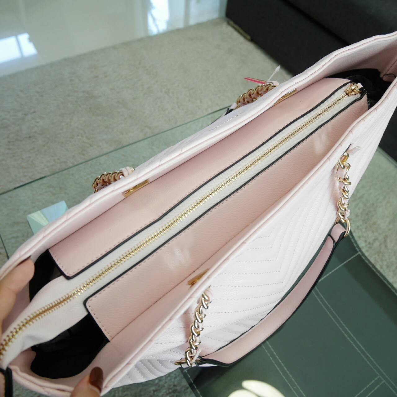 Victoria's Secret Shoulder Bag กระเป๋าสะพายทรงหรูจาก Victoria's Secret หนัง PU หนา รับน้ำหนักได้เยอะ เปิดปิดด้วยซิป ด้านหน้าประดับตัวอักษร VS ภายในมีช่องซิปและช่องใส่ของ จุได้เยอะค่ะ ใส่เอกสาร A4 หนังสือ ipad ได้สบาย เป็นอีกหนึ่งรุ่นเเนะนำที่สาว