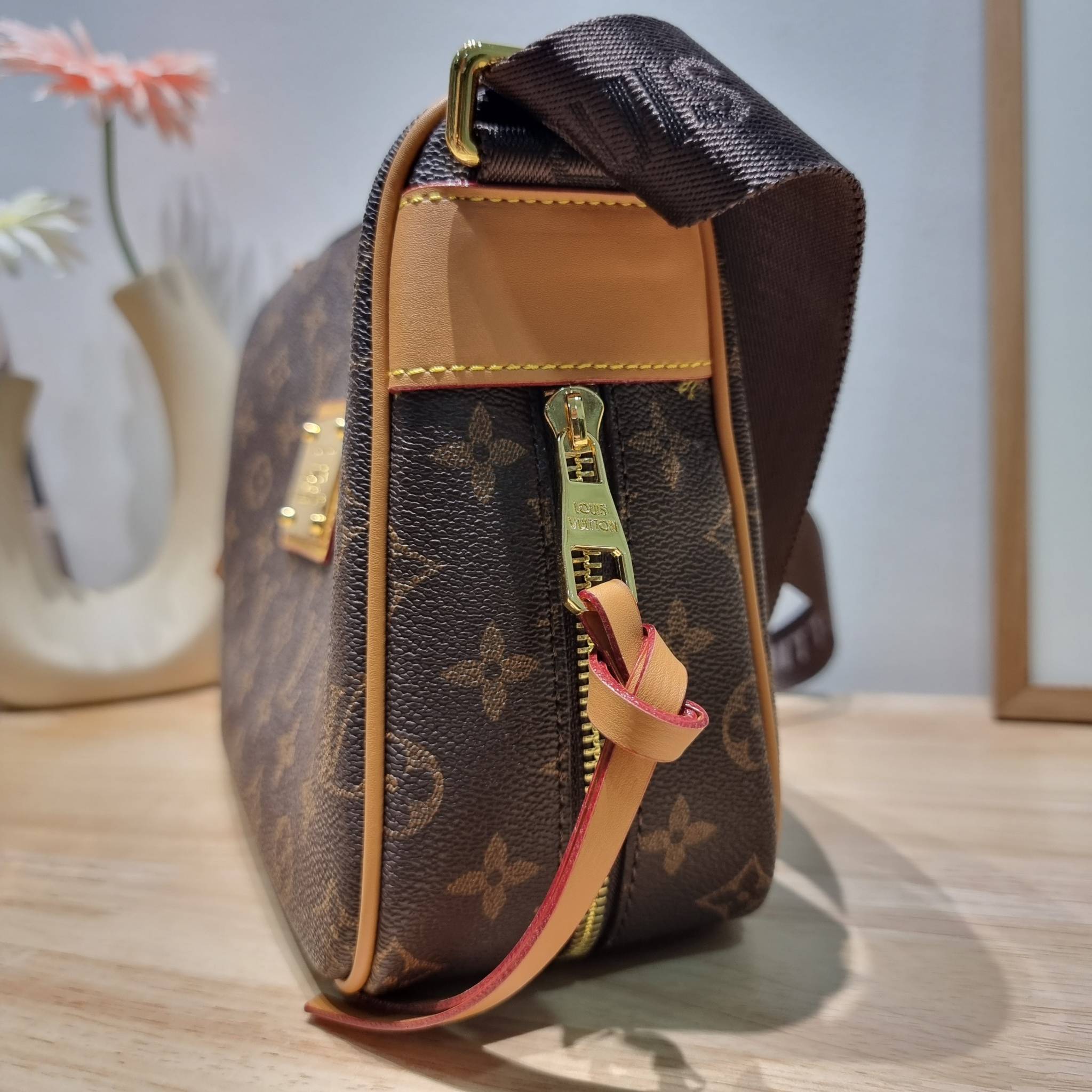 LV INVENTEUR MONOGRAM BAG รุ่นหายากสุดคลาสสิค กับกระเป๋าสะพายข้างดีไซน์วินเทจ ย้อนยุค มีดีเทลความหรูด้วยแผ่นเพลทสีทอง สายสะพายในตัวใช้งานได้คล่องตัว