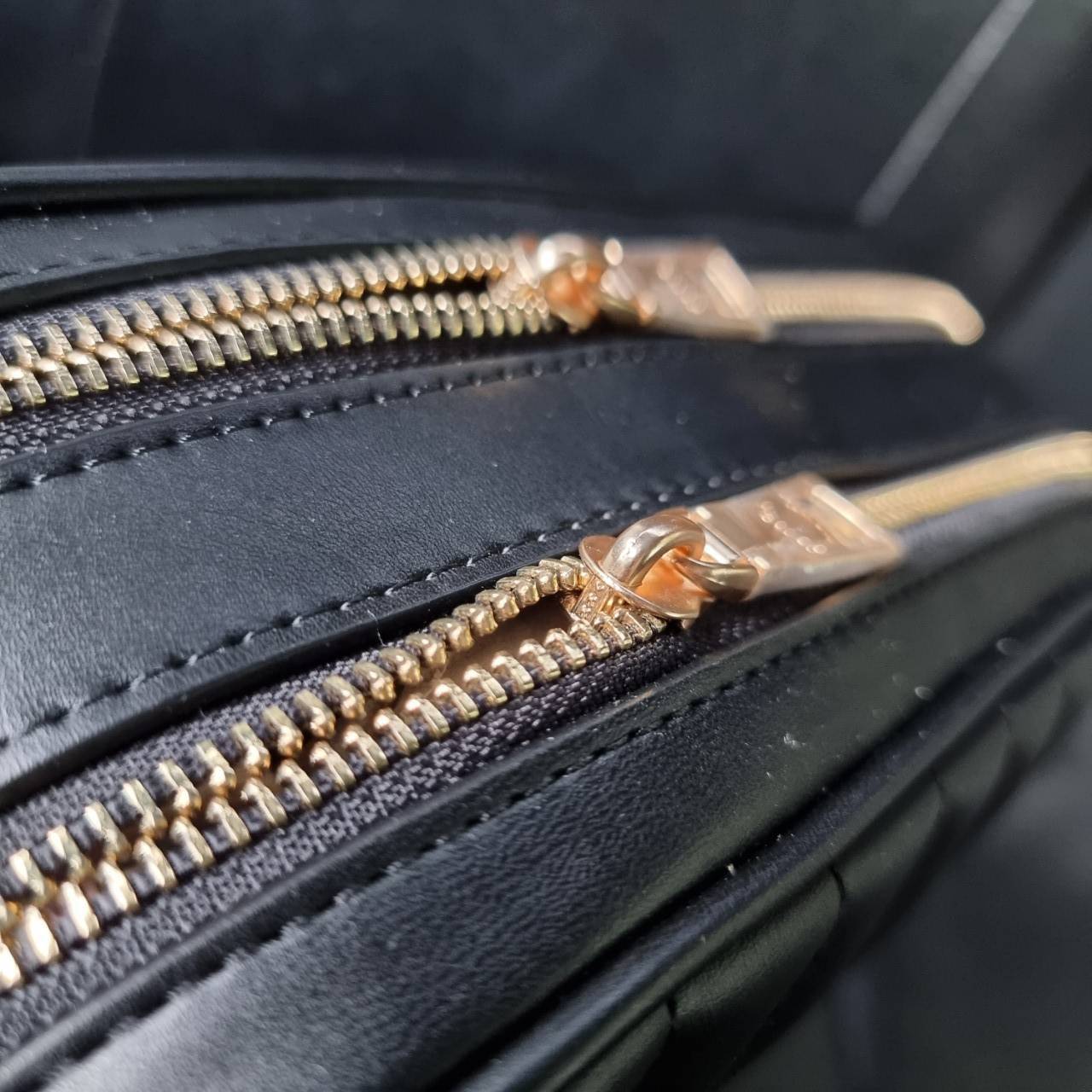 COACH C1569 JES CROSSBODY WITH LINEAR QUILTING ใหม่ล่าสุด!! กระเป๋าสะพายข้าง รุ่น 2 ซิป ใบใหญ่จุใจ ดีไซน์ใหม่ เพิ่มลูกเล่นให้ดูหรูหรายิ่งขึ้น วัสดุหนังสังเคราะห์บุเป็นลายเส้นสวยงาม เปิด-ปิดด้วยซิป 2 ช่องหลัก ใช้งานง่าย ทรงสวยมากๆรุ่นนี้ มาพร้อมสายสะพาย cr