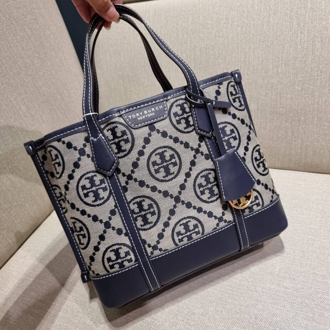 TORY BURCH PERRY MONOGRAM JACQUARD SMALL TRIPLE COMPARTMENT TOTE กระเป๋าโท้ท ไซส์เล็ก ลายโมโนแกรมสุดฮิต ปังไม่หยุดจริงๆ ขนาดกำลังสวย มาพร้อมหูจับในตัว และสายสะพายที่ปรับใช้ได้ไม่มีเบื่อ วัสดุผ้า jacquard ทักทอลาย ตัดขอบด้วยหนังแท้ ปากกระเป๋ามีกระดุมแม่เหล