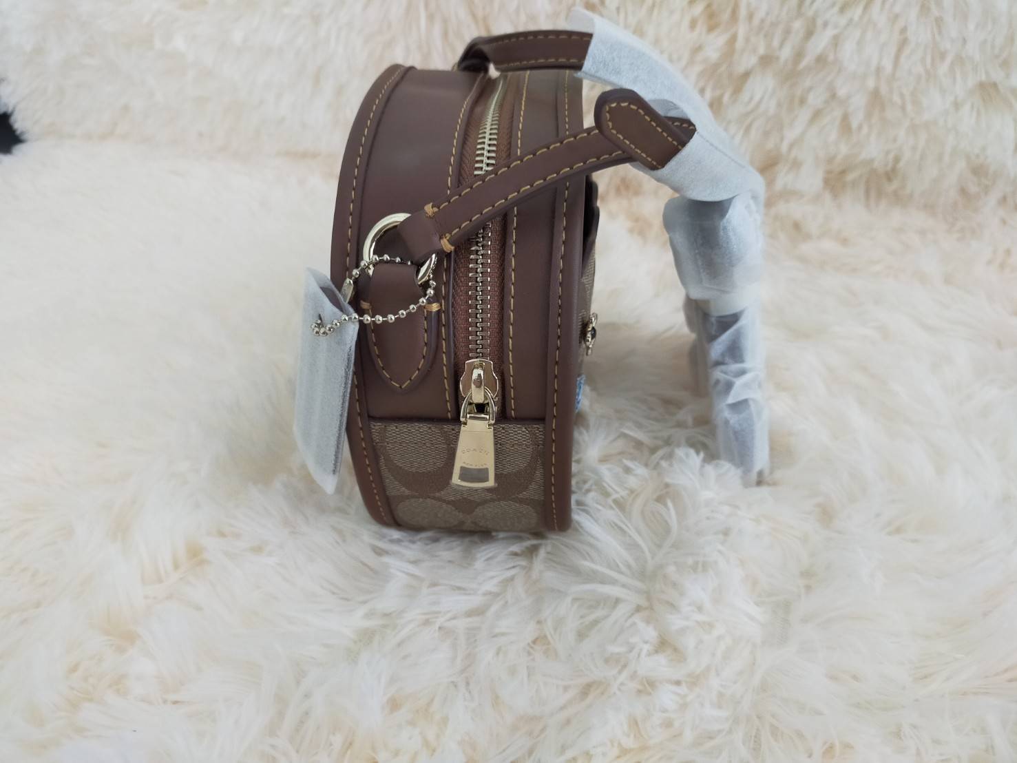 COACH KEITH HARING CANTEEN CROSSBODY IN SIGNATURE CANVAS WITH PATCHES F48730 กระเป๋าทรงกลมสุดเก๋ ไม่เหมือนใคร ตกแต่งลายให้มรความน่ารัก โดดเด่นขึ้นมา สะพายไปไหนก็สวยไม่เหมือนใคร ภายในกว้าง ใส่ของได้เยอะ กระเป๋าเปิดปิดด้วยซิป ใครย้งไม่มี รีบจับ รีบจองกันเลย