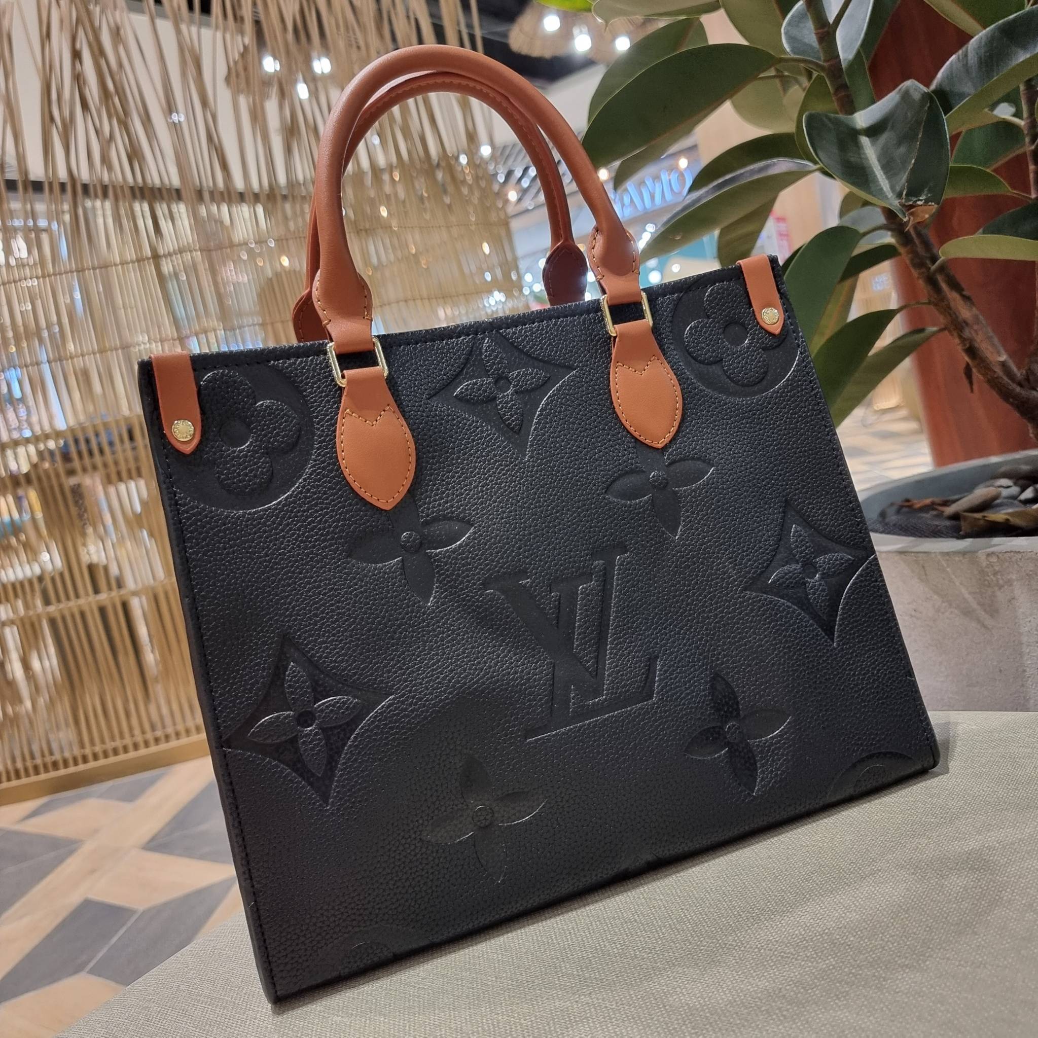 LV crossbody tote bag / LV Shopping Bag ดีไซน์สวยคม สมราคา ดูแพงไปอีก ด้วยดีเทลลายของหนัง crossgrain กระเป๋าทรงโท้ทคลาสสิค ผู้ดียืนหนึ่ง โทนสีใช้งานง่าย แมทช์ได้ทุกลุค มาพร้อมหูจับในตัว แบบหูหิ้ว และหูยาวสำหรับสะพายไหล่ เก๋มาก ชิคมาก ภายในโล่งกว้างมาก มีอ