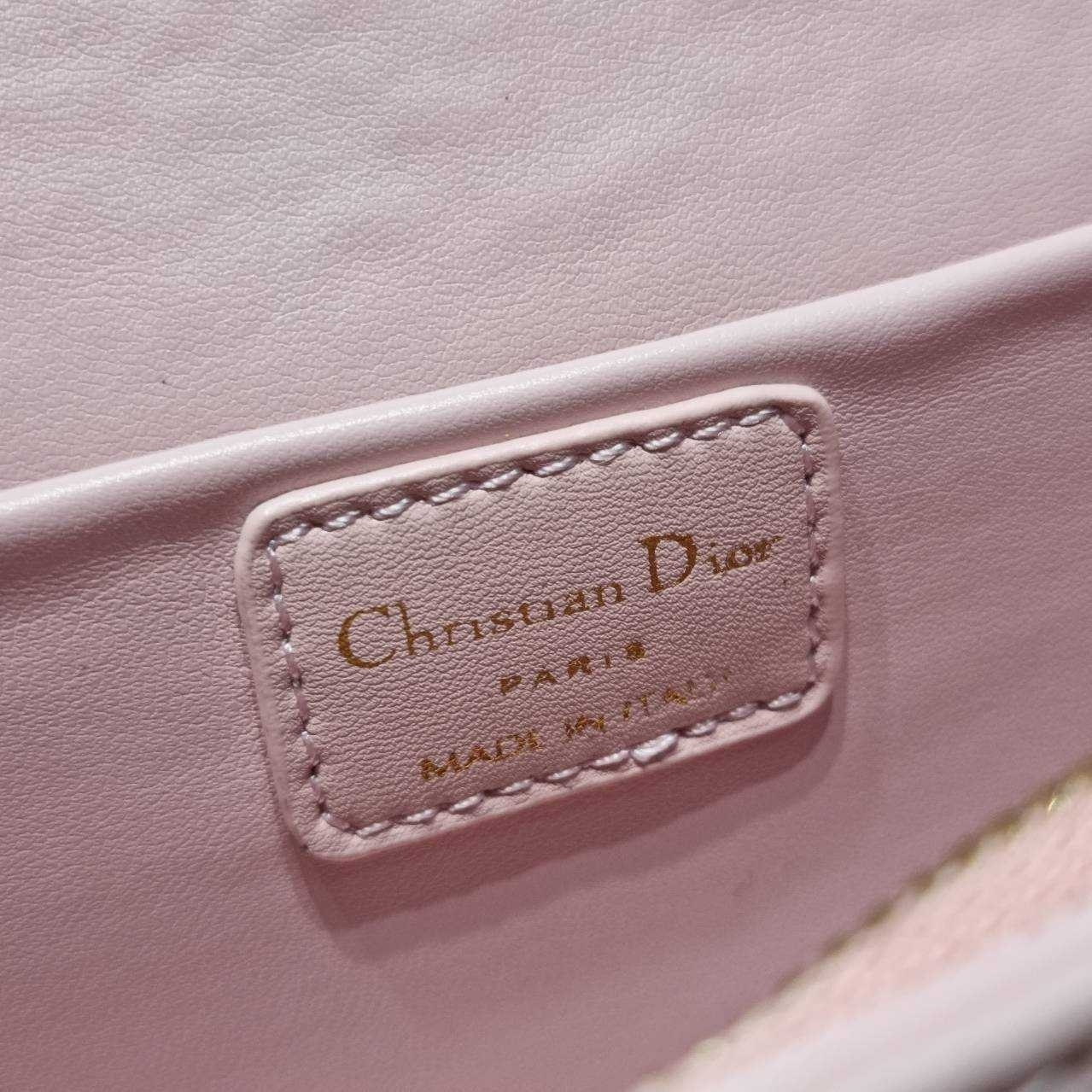 Dior Flap Bag / Quilted Miss Dior Allover Leather Bag กระเป๋าสะพายไหล่สุดลัคชู หรูหราเกินเรื่อง ดีไซน์ใหม่สวยงามด้วยดีเทลฝีเย็บและลายหนังปั๊มนูน