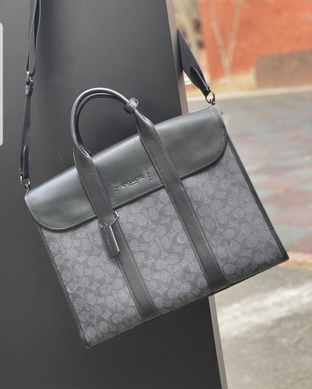 COACH METROPOLITAN PORTFOLIO IN SIGNATURE CANVAS (COACH 39775)🍁 เอาใจสาย smart กับรุ่นยอดฮิต ใช้งานได้ลงตัวสุดๆ ถือว่าเป็นอีกรุ่นที่ถามกันเข้ามาเยอะมากๆ และใช้งานได้ครบฟังก์ชั่นจริงๆ >>วัสดุแคนวาส สลับหนังแท้ หนังคุณภาพมากๆ มีสายสะพายยาว ถอด