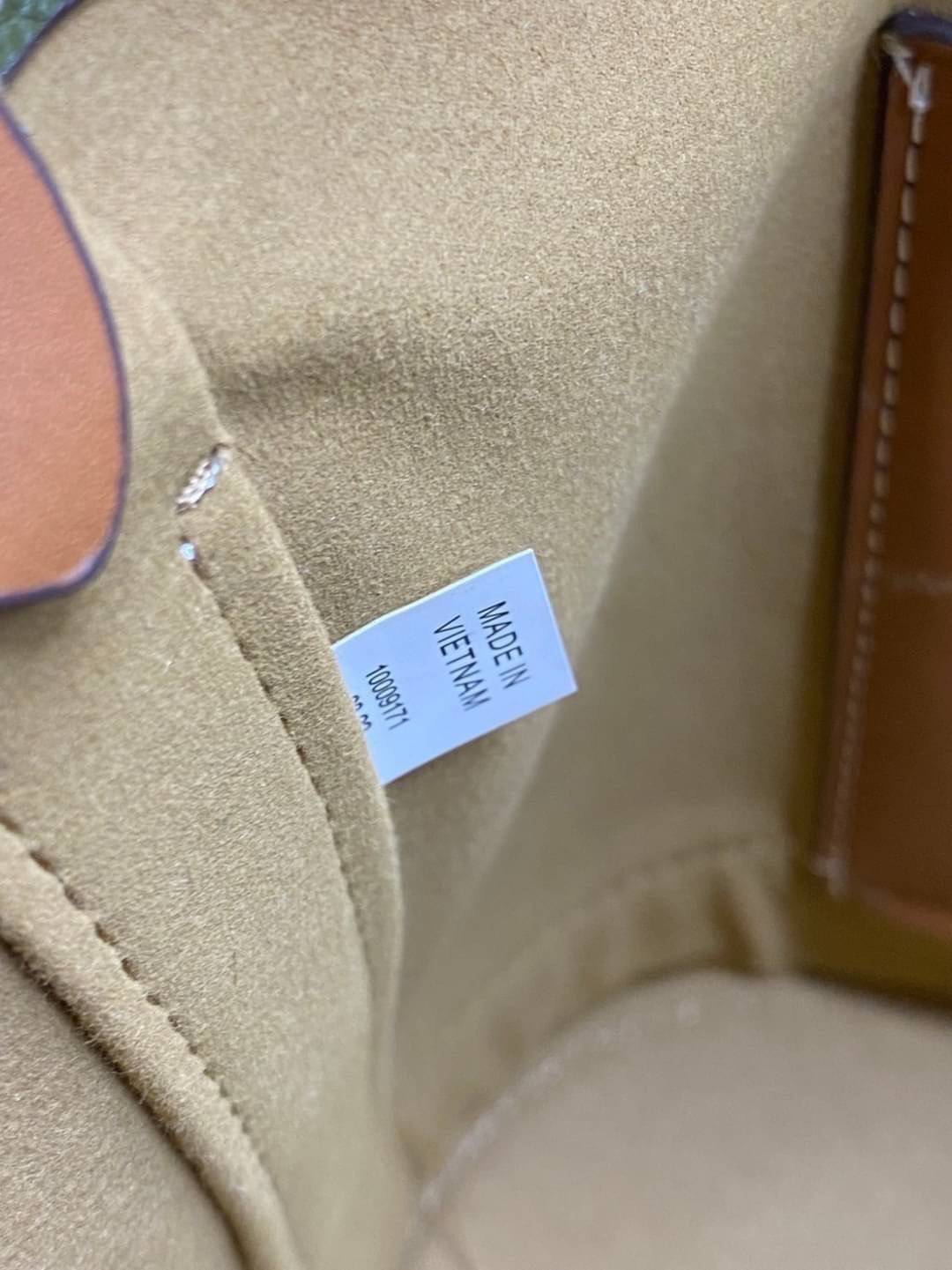 TORY BURCH T Monogram Calf Hair Bucket Bag MEDIUM ไอเท็มใหม่ที่ใครๆก็รอ กระเป๋าบัคเก็ตทรงสวย ที่ยังคงให้ความโดดเด่นด้วยลวดลายเอกลักษณ์ เพิ่มเติมดีไซน์บล็อคสี ตัดกันได้อย่างลงตัว