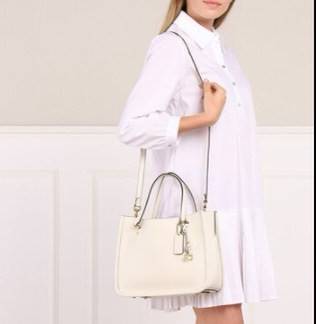 COACH C3889 TYLER CARRYALL 28 IN SIGNATURE CANVAS ((C3460//C3889)) รุ่นยอดฮิตที่สาวๆหลายคนเรียกร้อง กับกระเป๋าถือ/สะพายทรงสวย ที่มาพร้อมสายสะพายไหล่ในตัว และสายครอสบอดี้สำหรับสะพายข้าง ตัวกระเป๋าถูกแบ่งเป็นสัดส่วนสวยงาม มีช่องซิปกลางที่ใหญ่พอสมควร และยังม