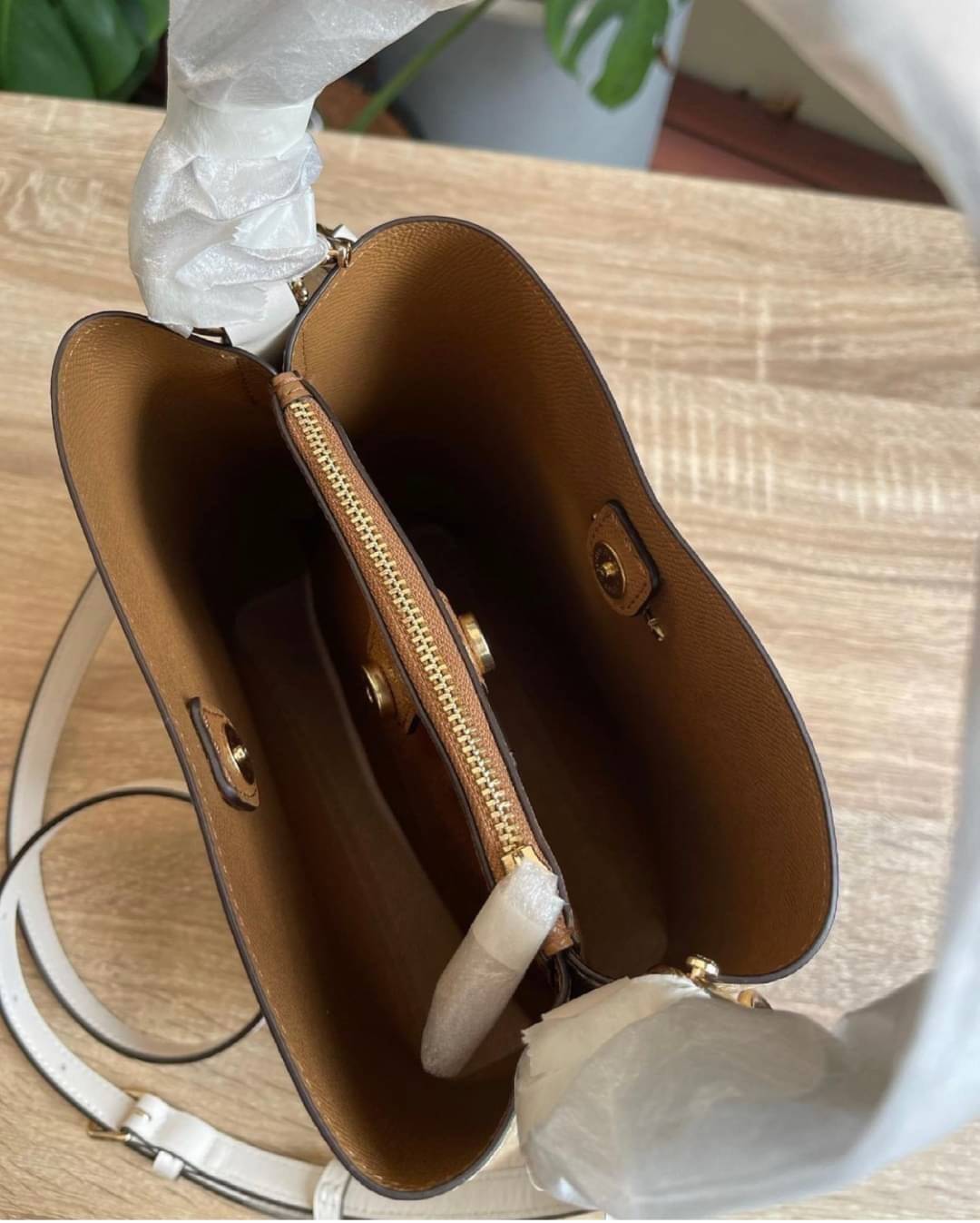 OUTLET 】COACH C3411 SMALL TOWN BUCKET BAG IN SIGNATURE CANVAS WITH DAISY PRINT สวยสดใสมาให้ถึงบ้านจ้า!! กระเป๋าทรงบัคเก็ตยอดฮิต รอบนี้น่ารักมุ้งมิ้งไม่เลิก ดีไซน์ลายดอกเดซี่คละรอบใบ วัสดุหนังแคนวาสเคลือบลาย ปากกระเป๋าเปิด-ปิดด้วยกระดุมแม่เหล็ก 2ฝั่ง มีหูจ