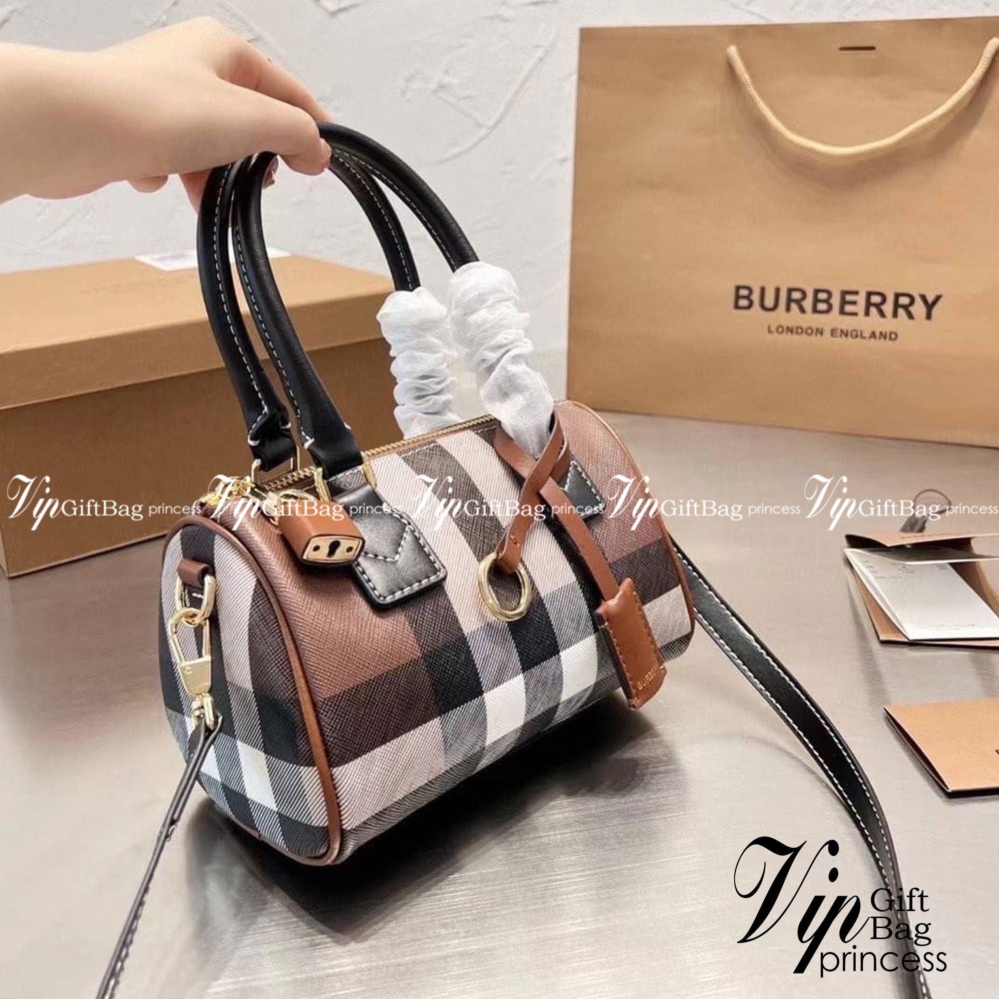 Burberry Small Check Bowling Bag / Burberry Coated fabric boston bag / BURBERRY FRAGRANCES VINTAGE BOWLING BAG กระเป๋าสะพายใบเล็กน่ารัก ลายวินเทจ โทนสีใช้งานง่าย Vintage Signature สวยหรูสุดคลาสสิค ภายในโล่งกว้าง สามารถใส่มือถือ กระเป๋าสตางค์ ของจุกจิกได้ 