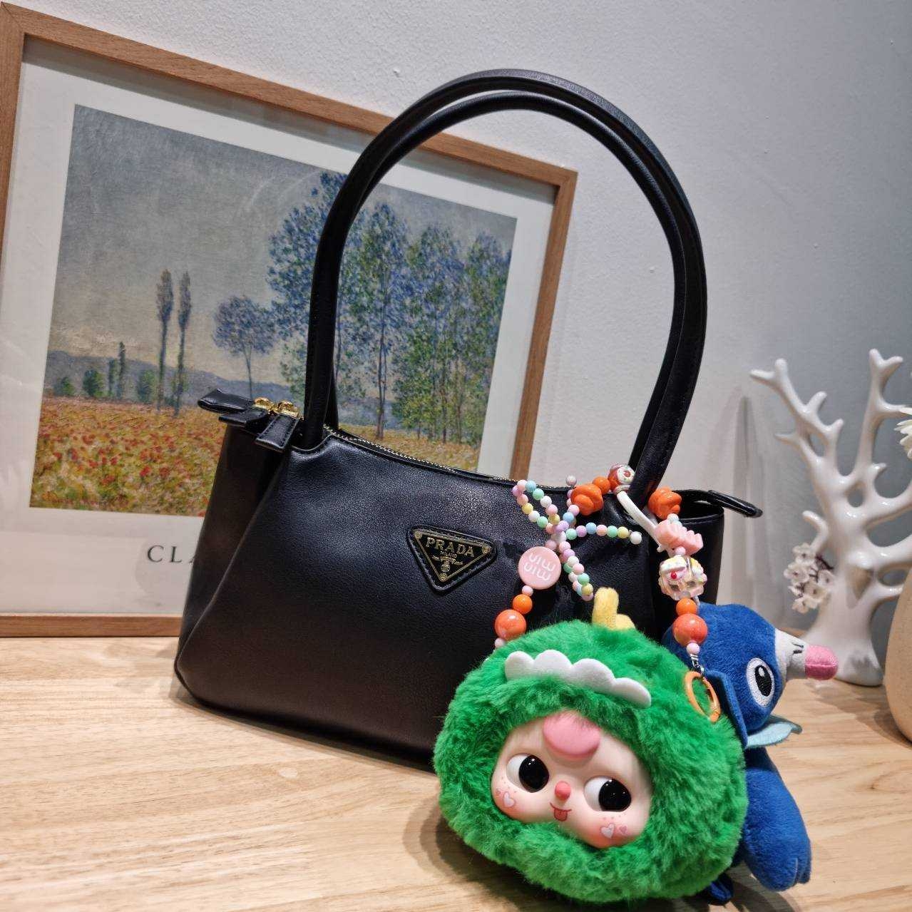 พร้อมส่ง 2 สี PRADA MEDIUM LEATHER HANDBAG กระเป๋าสะพายไหล่ดีไซน์เก๋และมาแรงมาก สาวๆหนุ่มๆติดแกลมต้องไม่พลาด สวยดูแพง