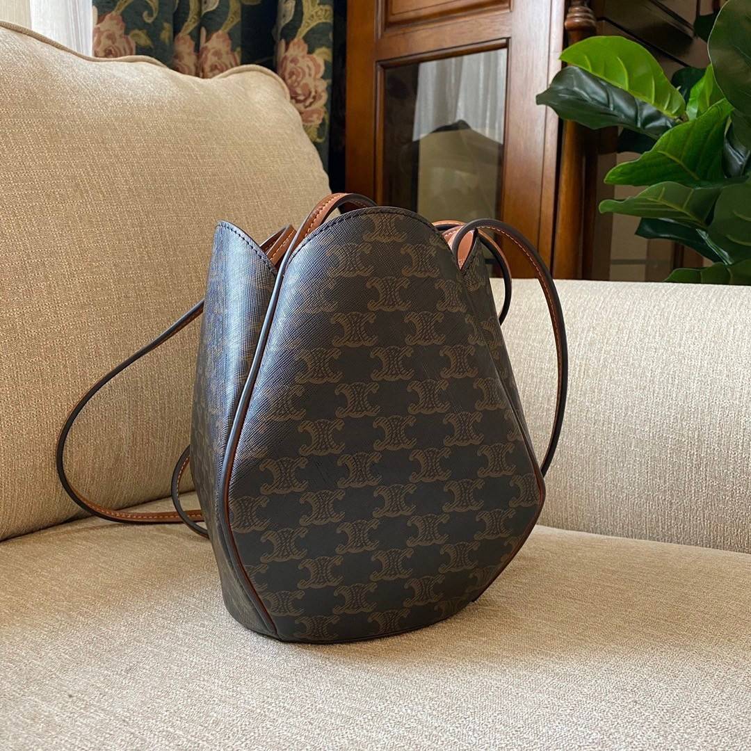 NEW 2021 !!! CELINE CROSSBODY VIP GIFT BAG(GWP) กระเป๋าสะพายไหล่/คสอบอดี้ทรงสวยมีสไตล์