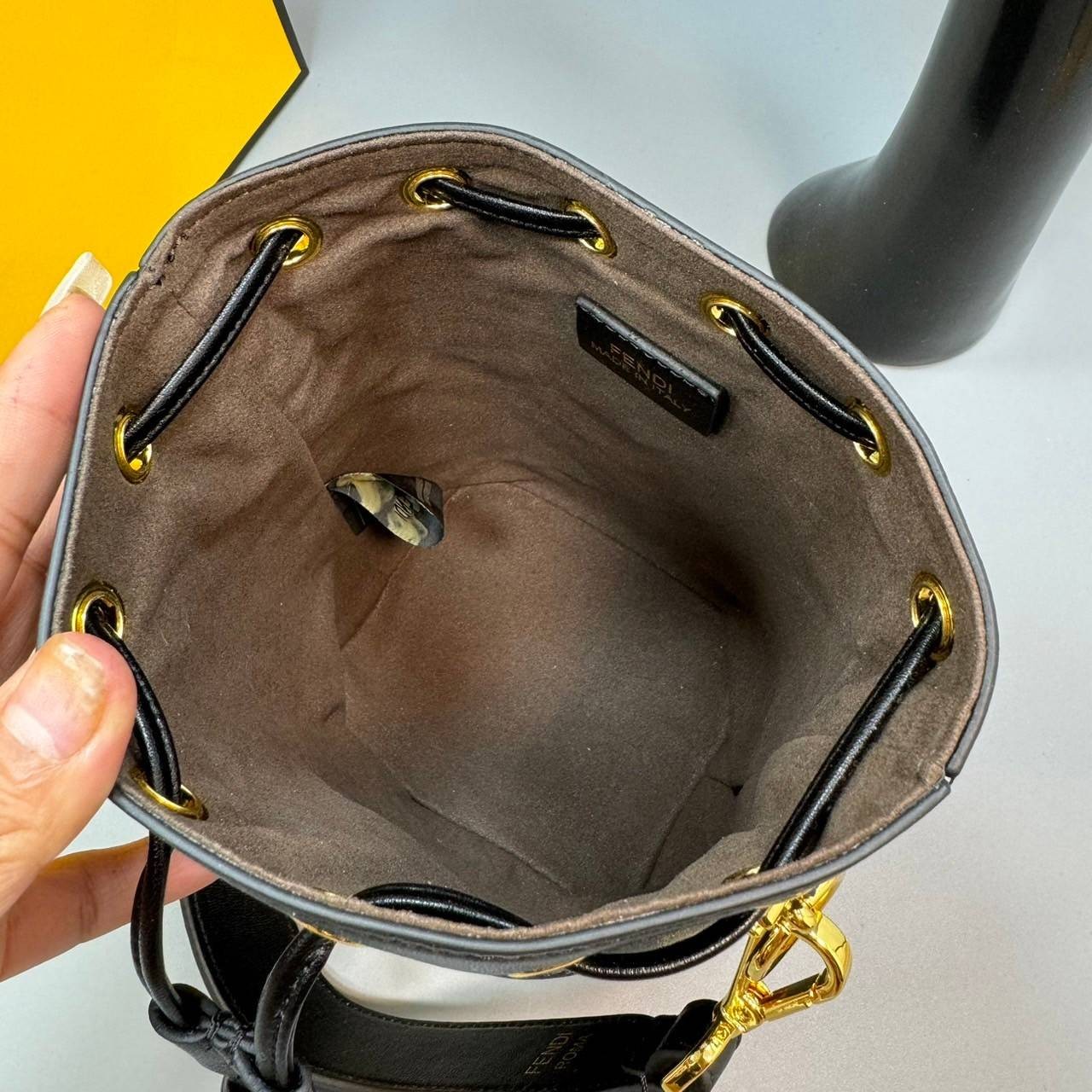 พร้อมส่ง 3 สี FENDI Mon Tresor Black leather mini-bag / FENDI Bucket Bag กระเป๋าสะพายทรงบัคเก็ตงานหนังเต็มใบ ไซส์มินิ เกรดออริ สลับแท้ 1:1