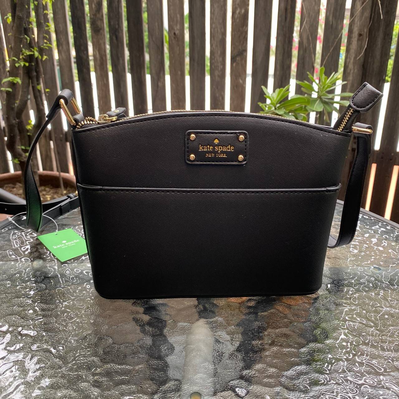 ของแท้ 💯% Kate spade กระเป๋าcrossbodyทรงพัด หนังอยู่ทรง ด้านหน้ามีช่องเอนกประสงค์1ช่องประดับด้วยป้ายโลโก้แบรนด์ตัวหนังสือสีทอง