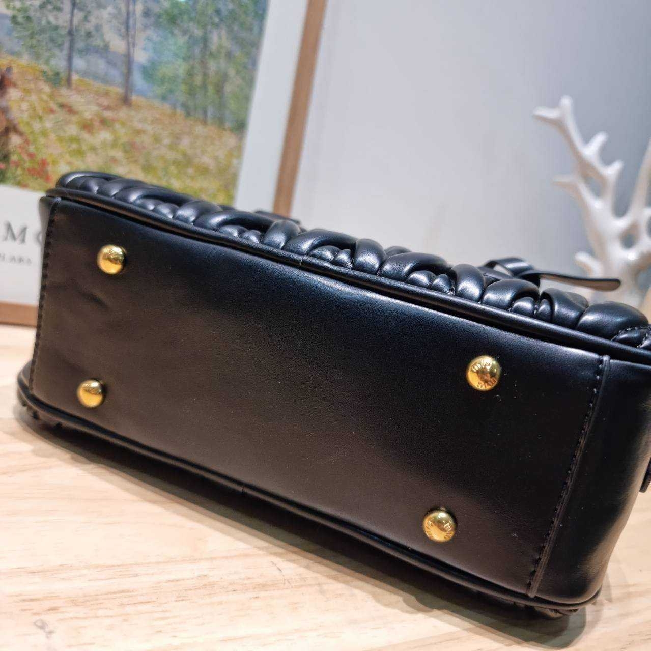 MIU MIU ARCADIE METELASSE LEATHER BAG กระเป๋าถือ/สะพายสุดชิค ที่ไม่มีตอนนี้คือพลาด ดีไซน์เพิ่มดีเทล ด้วยการเดินด้ายเป็นเอกลักษณ์ สวยดูแพง หูจับในตัวง่ายและสะดวกพกพา