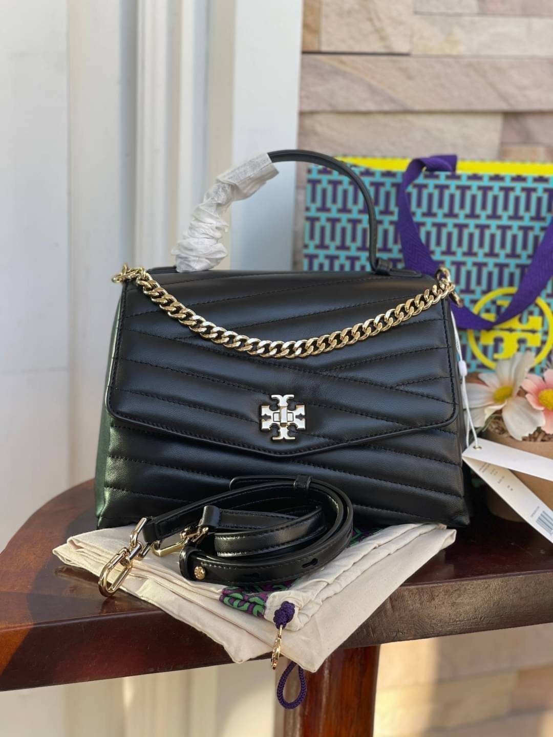TORY BURCH Kira Chevron Top-handle Satchel กระเป๋าหนังแกะ สัมผัสนุ่มควบคู่กับดีไซน์อันเป็นเอกลักษณ์ กระเป๋าถือทรงสวยที่มีดีไซน์อันเป็นเอกลักษณ์ไม่เหมือนกับที่ไหน ด้วยการตัดเย็บหนังแกะแสนนุ่มแบบลายบุสองชั้น เพิ่มมูลค่าด้วยสายสะพายที่ทำจากโลหะสีทอง อีกทั้งย
