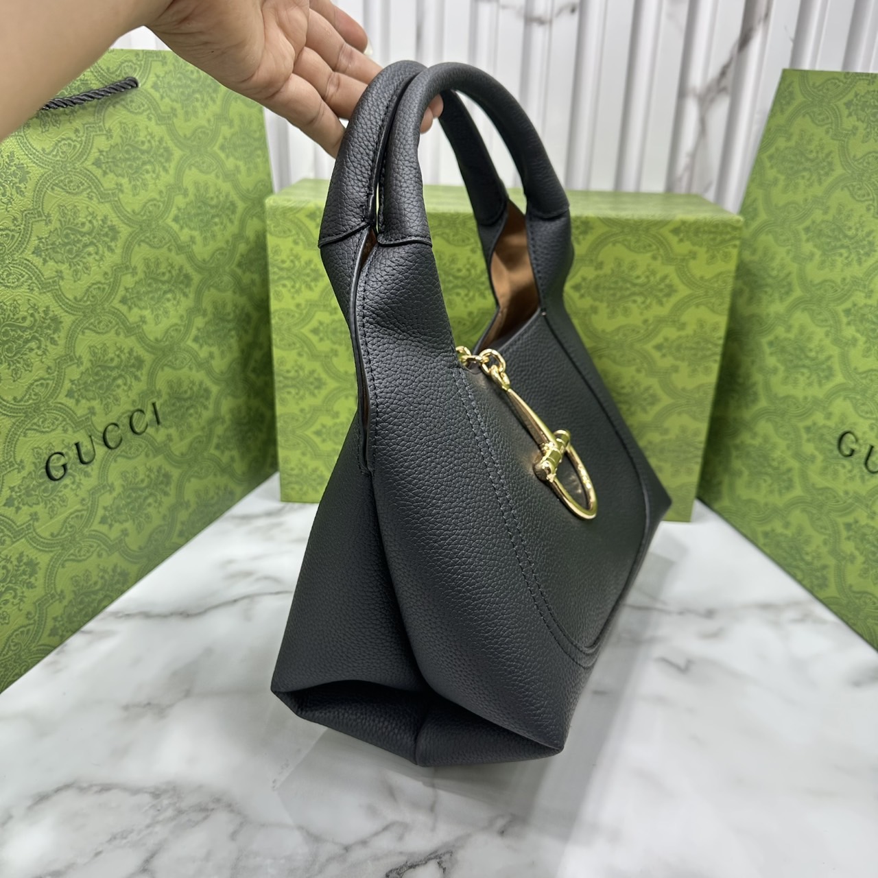หนังแท้ | Gucci Softbit medium top handle bag โฉมใหม่ล่าสุด กับกระเป๋าสะพายรูปทรงใหม่เรียบหรูด้วยหนังลายเกรน ตกแต่งอะไหล่ Horsebit ครึ่งรูปขนาดใหญ่ด้านหน้าสวยหรูโดดเด่น สวยผู้ดี ดารา เซเลปใช้กันเพียบ
