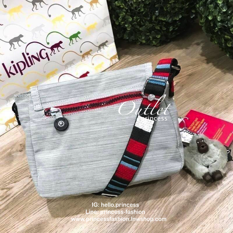 KIPLING SABIAN CROSSBODY BAG กระเป๋าสะพายรุ่นชนช็อปวัสดุ Nylon&Polyester 100% ขนาดกำลังน่ารัก เปิดปิดด้วยฝาปิดกระดุมแม่เหล็กและซิปแบรนด์ ด้านหน้ามี1ช่องซิป พร้อมพวงกุญเเจลิงน้อย ภายในมีโลโก้ ช่องซิปและสายคล้องพวงกุญแจ มีสายสะพายยาวหลากสีเลื่อนปรับระดับได้