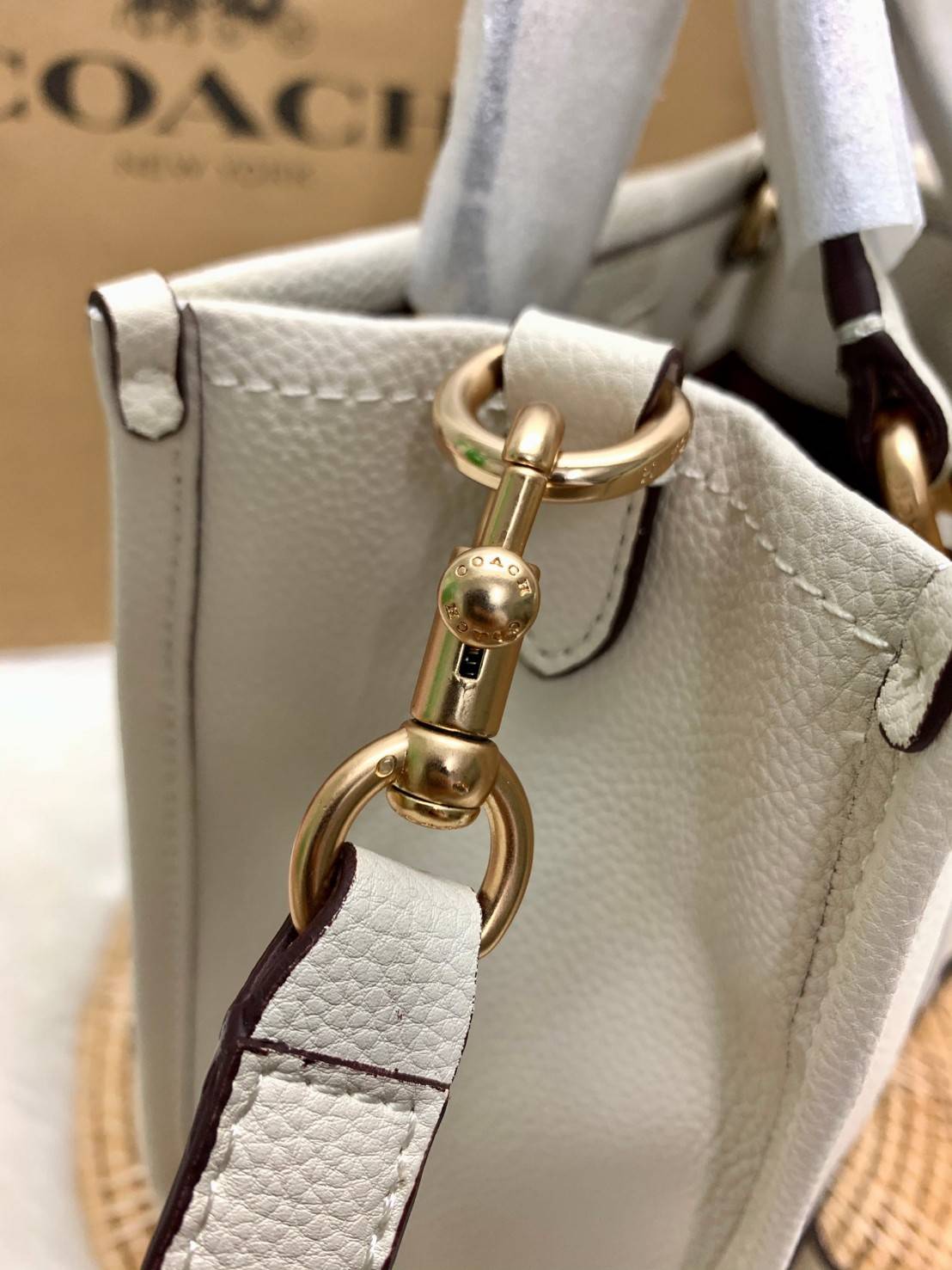 ใหม่ล่าสุด อดใจยังไงไหว COACH Dempsey Field Tote 22 C5268 โทนสีขาวล้วน ดำล้วน สุดคลาสสิก พร้อมส่งความสวยที่ไทยค่ะ! กระเป๋าทรง Tote ขนาดพอเหมาะลำตัว พกพาง่ายสะดวกได้กับทุกๆวัน ด้านหน้าปั้มโลโก้แบรนด์ตัวใหญ่สวยค่ะ;เปิดปิดกระเป๋าแบบกระดุมแม่เหล็ก ภายในใส่กระ