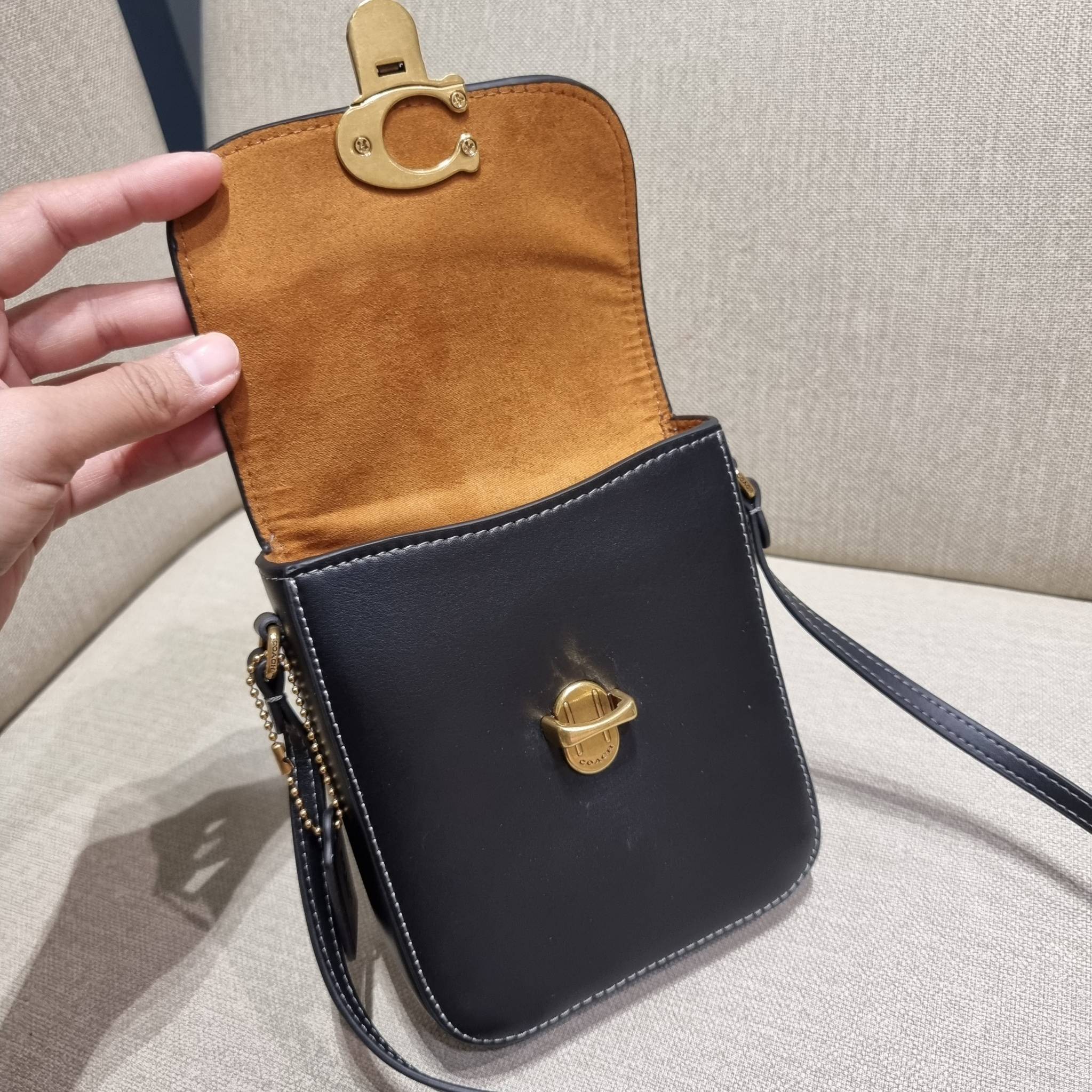 COACH CA057 TALL STUDIO CROSSBODY กระเป๋าสะพายข้างไซส์มินิ ดีไซน์ลูกคุณหนู น่ารักที่สุด!! น่าใช้ไม่อยากวาง!! ดีไซน์รูปทรงกำลังสวย ใช้งานสะดวกด้วยตัวกดเลื่อนล็อค วัสดุหนังแท้ สวยคม มาพร้อมสายสะพายข้างในตัว ใส่ของสำคัญแบบพกพาสะดวก ดีต่อใจจริงๆใบนี้ แนะนำไม่