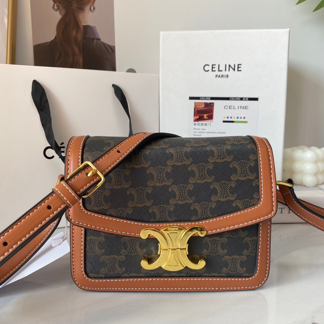 พร้อมส่งรุ่นขายดี!! CELINE CROSSBODY VIP GIFT WITH PURCHASE GWP กระเป๋าพรีเมี่ยมกิ๊ฟ Limited จาก PARFUME DUTYFREE COUNTER สวยอยู่ทรงเปิดปิดด้วยตัวล้อคด้านหน้า ภายในมีช่องใส่ของหลัก พร้อมช่องซิป ใส่กระเป๋าสตางค์กลาง + มือถือได้ ทรงนี้กำลังมาแรงมาก แมชต์ลุค