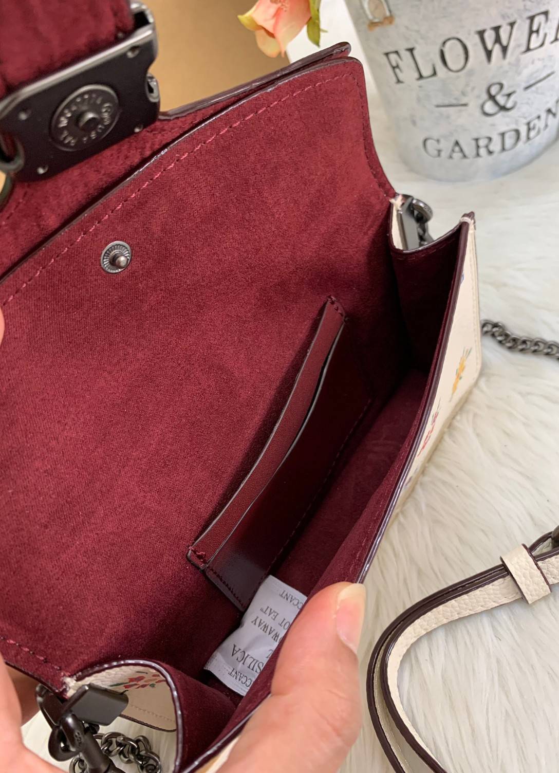 COACH TABBY CROSSBODY WITH WILDFLOWER PRINT ((810)) พร้อมส่งที่ไทยค่ะ! กระเป๋าสะพายครอสบอดี้ร์หรือสามารถถือแบบคลัทออกงานสวยๆได้เลยนะคะ วัสดุหนังแท้ หนังนิ่มค่ะ