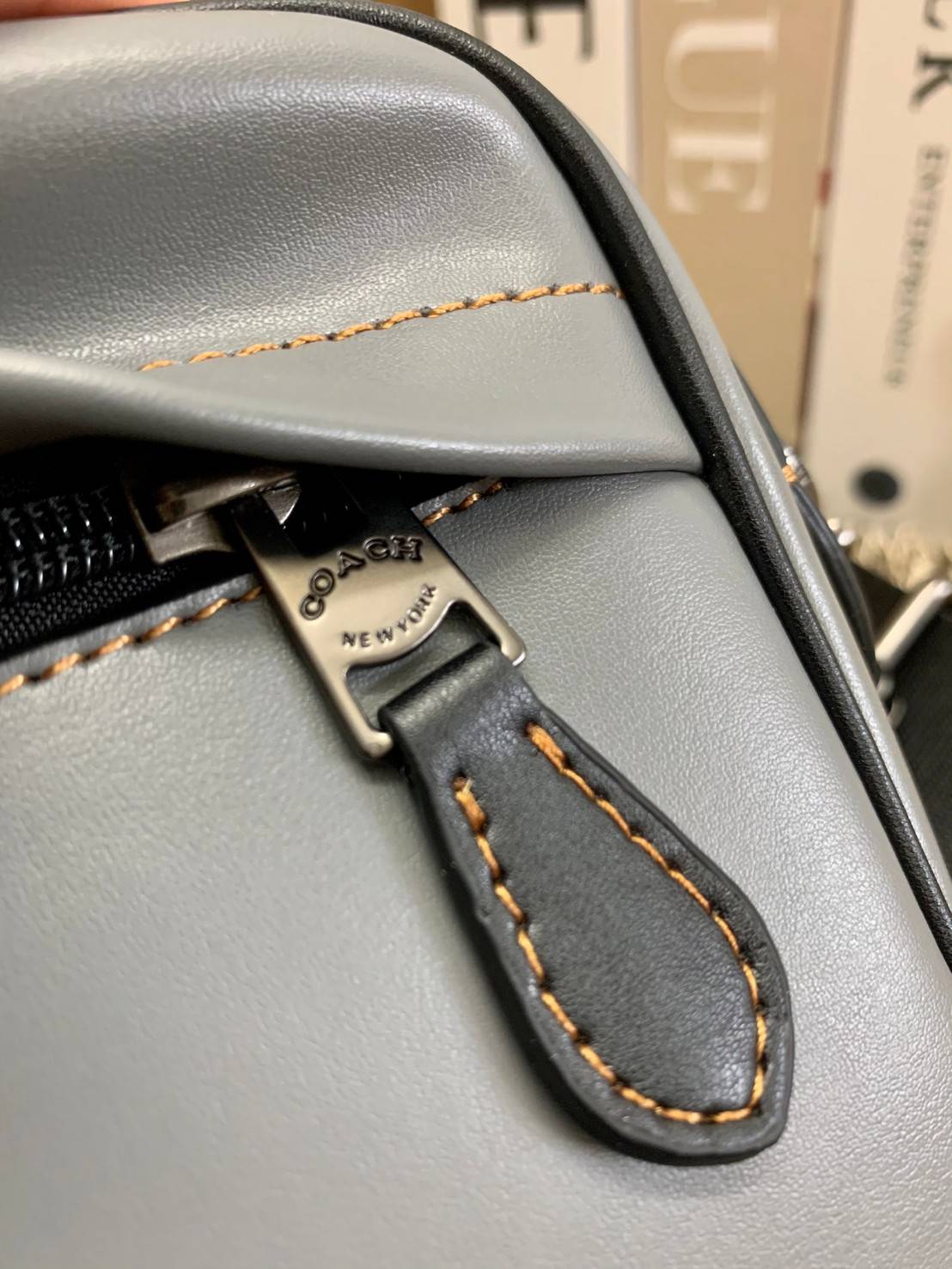 3สีเข้าใหม่งานคุณภาพอีกแล้วคับท่านน ทั้งสี ทั้งหนังสวยมากๆค่าา!! COACH GRAHAM CROSSBODY BAG ((39946)) พร้อมส่ง! กระเป๋าสะพายแบบครอสบอดี้ร์ ใช้ได้ทั้งชาย//หญิง หนังแท้อย่างดี เรียบหรูค่ะ ด้านหน้ามีช่องซิปซ่อนให้หนึ่งช่อง ช่องซิปหลักกว้าง ใส่ของจำเป็นได้ครบ