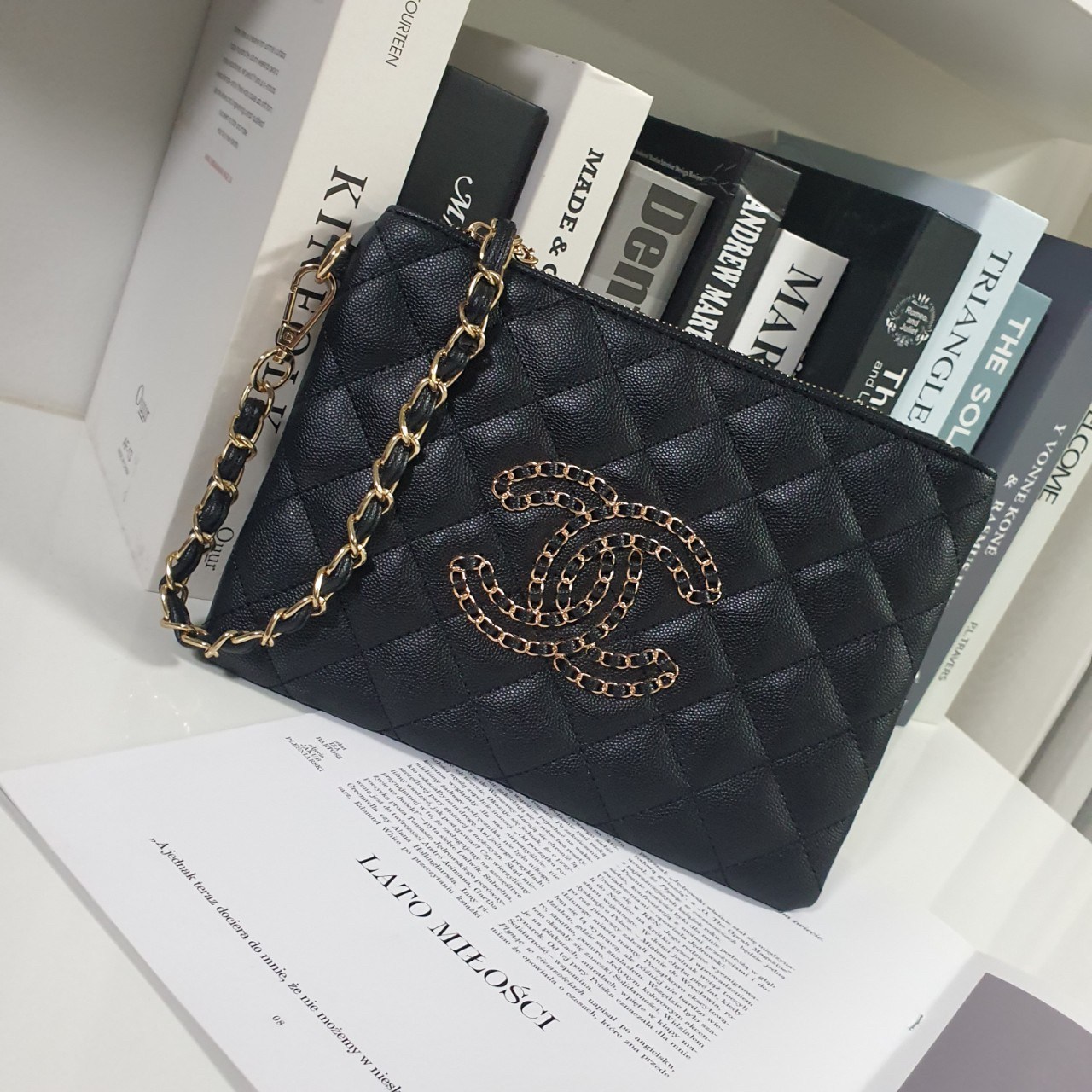 SIZE MEDIUM พร้อมส่งรุ่นขายดี!!! Don't Miss! Chanel Clutch Bag VIP Gift With Purchase (GWP) กระเป๋าคลัชแบนหรือกระเป๋าสตางค์ GWP จาก Chanel Cosmetic Counter Duty free วัสดุหนังคาเวียร์สวยหรูเปิดปิดด้วยซิปสะดวกใช้ ด้านหน้าประดับโลโก้แบรนด์อะไหล่ทองและม