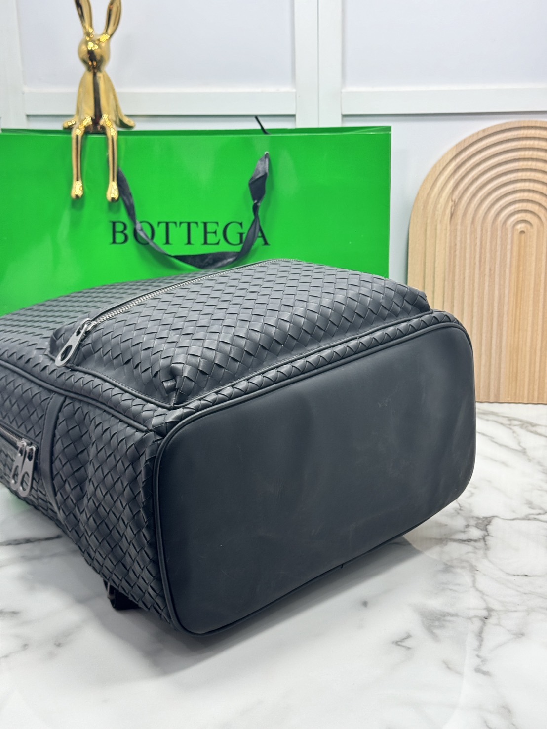 31cm Bottega Shadow Signature Backpack / Bottega Backpack กระเป๋าเป้ กระเป๋าสะพายหลัง โดดเด่นด้วยงานสานตารางสวยคลาสสิคเรียบหรูเป็นเอกลักษณ์ ดีไซน์เรียบง่าย แต่ดูแพง กิมมิคที่ใครๆก็อยากเป็นเจ้าของ