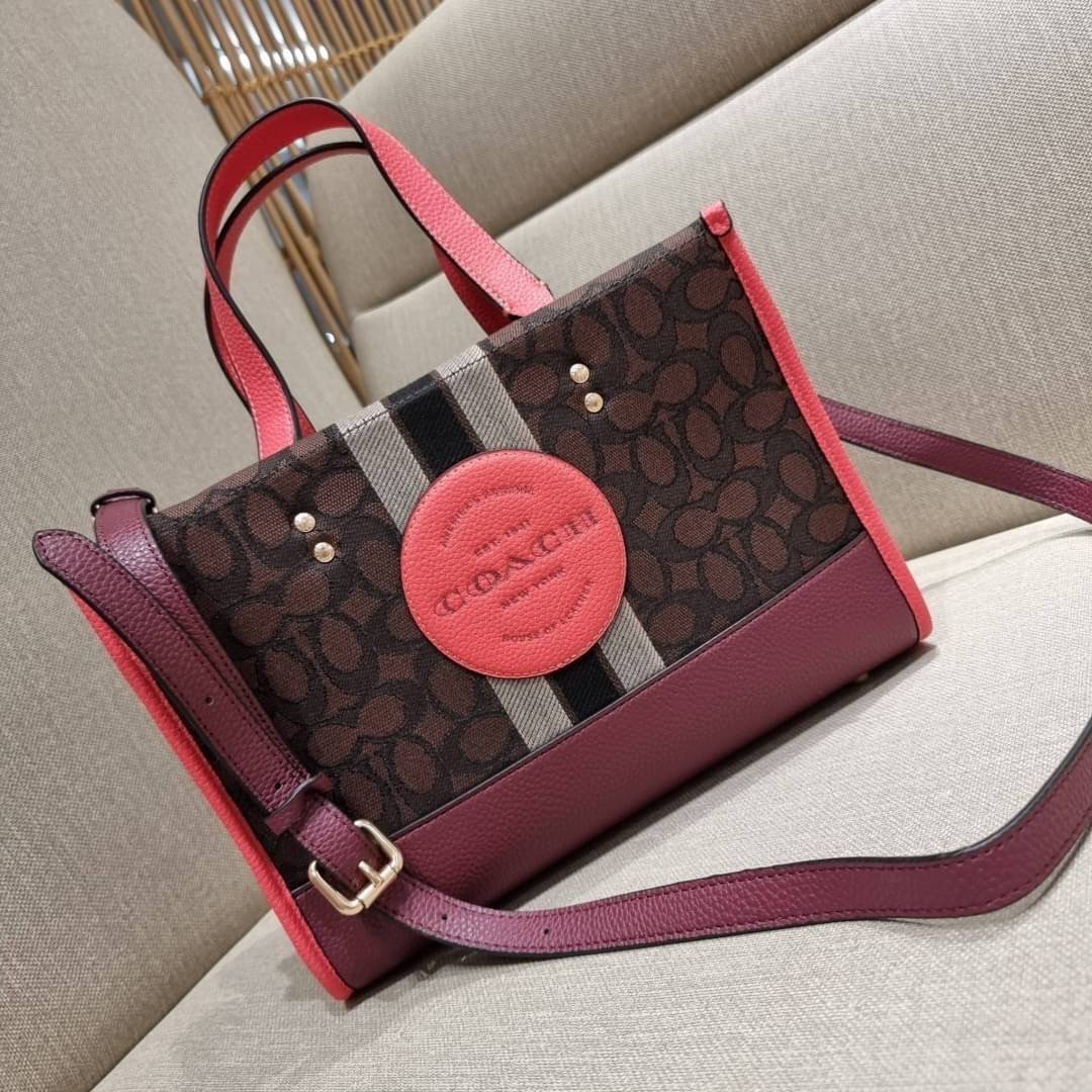 ใบใหญ่ COACH 4113 DEMPSEY CARRYALL IN SIGNATURE JACQUARD WITH STRIPE AND COACH PATCH ใบใหญ่ จุใจ คอลเลคชั่นใหม่ สีที่สาวๆรอคอย สวยคม ละมุนและมีความหรูในตัว กับกระเป๋าทรงโท้ท ไซส์ใหญ่ที่สามารถจุของได้แบบไม่ต้องกังวล ฟังก์ชั่นการใช้งานสะดวกที่สุด มีทั้งสายค