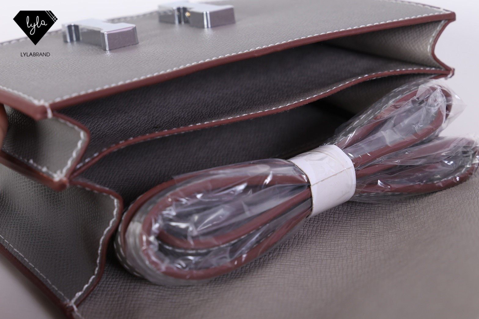 LYLABRAND🔔 Constance ไซต์ 18 สุดฮอต รุ่นนี้หนัง Epsom , PU top premium นะคะ หนังดีเลอค่าน่าสอยมากกก บอกคำเดียวเลยว่าเด็ดสุด !! เหมือนหนังแท้เบอสุดค่ะคูณผู้หญิง ลูกค้าเก่าน่าจะทราบกันดีอยู่แล้วว่าคุณภาพของร้านนี้ต้องมาเป็นอันดับหนึ่งเท่านั้น อิอิ ม