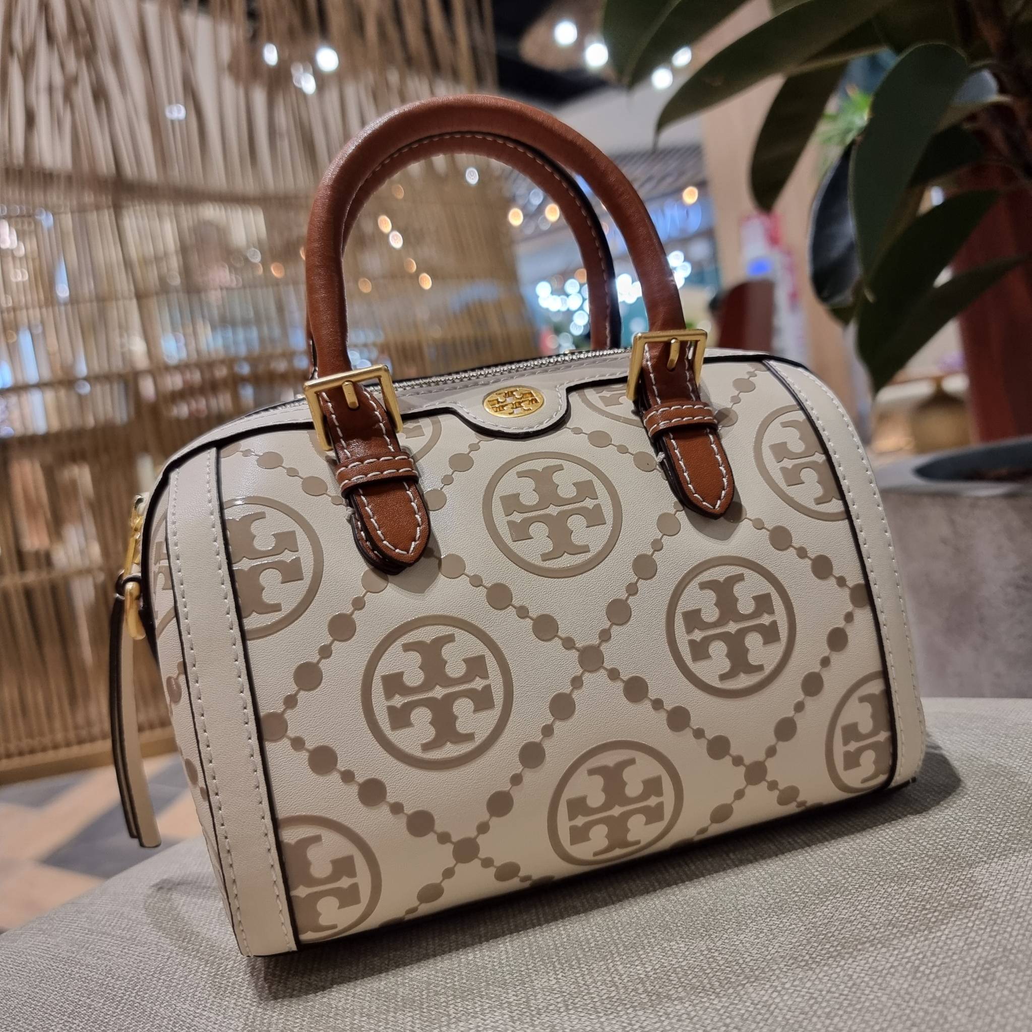 TORY BURCH T MONOGRAM MINI EMBOSSED WINE BUCKET BAG คอลเลคชั่นใหม่ กับกระเป๋าสะพายทรงยอดนิยม ในไซส์มินิ ดีไซน์ใหม่ล่าสุด สวยลูกคุณหนู หรูหรา!! ด้วยดีเทลผิวลายนูนลวดลายเอกลักษณ์ วัสดุหนังแท้ มีหูจับในตัว สีโทนอุ่นขับผิว สะดวกใช้ไปอีก และมีสายสะพายข้าง ปรับ