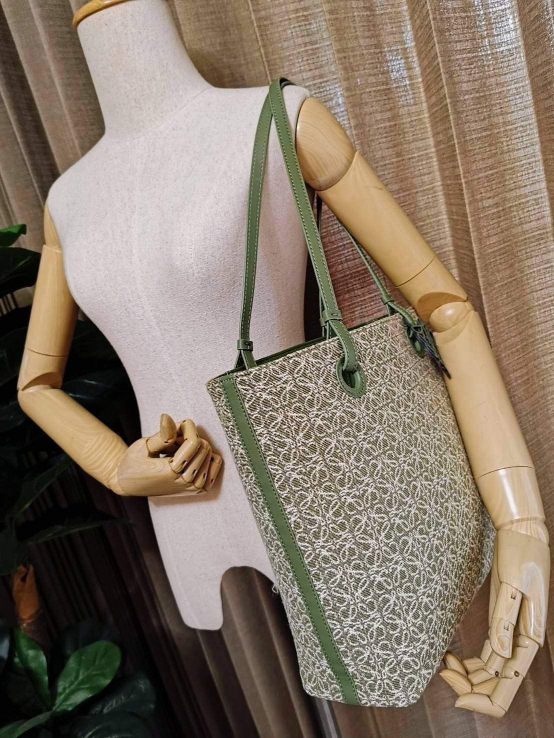 LOEWE ANAGRAM TOTE BAG VIP ไอเท็มใหม่! ดีไซน์สวยคงเอกลักษณ์ด้วยวัสดุ Anagram Canvas Jacquard Fabric ผสมผสานหนังแท้ Calfskin ลงตัวสุดคลาสสิค ขนาดกำลังดี น้ำหนักเบา ใส่เอกสาร A4 Notebook ipad ของใช้ได้เยอะ หูหิ้วหนังจับแข็งแรง สะพายไหล่ได้ พร้อมส่งที่ไทยสุด