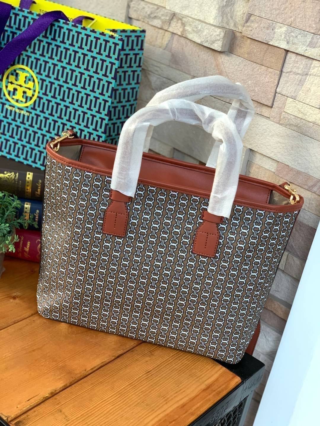 ของแท้ 💯% Tory Burch Gemini Link Canvas Small Tote กระเป๋าสุดปังจากทอรี่ เบริช์(Tory Burch) อย่างเจมิไนลิงค์ ในทรง tote bag ซึ่งผลิตจากผ้าใบเคลือบผิวด้าน มีเอกลักษณ์โดดเด่นที่ลายทางตรงกลาง