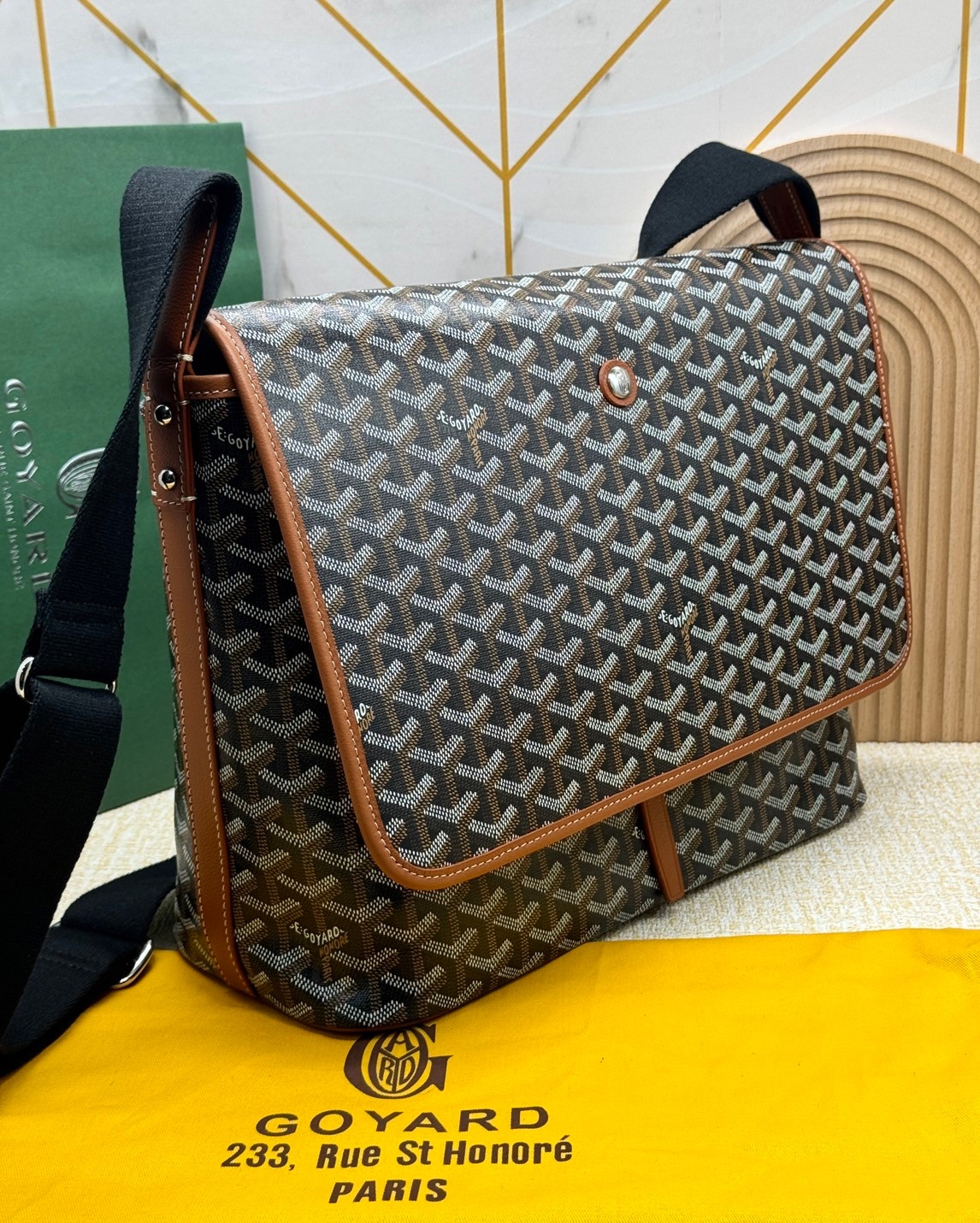 GOYARD Capetien MM Messenger Bag กระเป๋าแมสเซ็นเจอร์ใบใหญ่ ที่สุดของความหรู ตอบโจทย์การใช้งานจุของได้เยอะ เอกสาร แทปเล็ต พร้อมสายสะพาย ใช้งานง่าย ใบจริงสวยงามตามรูปค่ะ