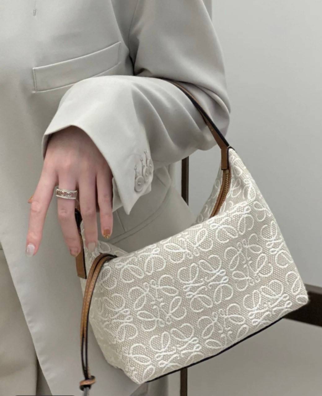 LOEWE CANVAS BAG VIP GIFT WITH PURCHASE (GWP) พรีเมี่ยมกิ๊ฟ Limited จาก LOEWE HAUTE PARFUME DUTYFREE COUNTER วัสดุ CANVAS ตัดหนังแท้ ดีไซน์ทรงยอดฮิตประจำปีเลย! ปักโลโก้แบรนด์บนผ้าทั้งใบเป็นเอกลักษณ์ เปิดปิดด้วยซิปยาวภายในโล่งกว้าง ใส่กระเป๋าสตางค์ยาว มือถ