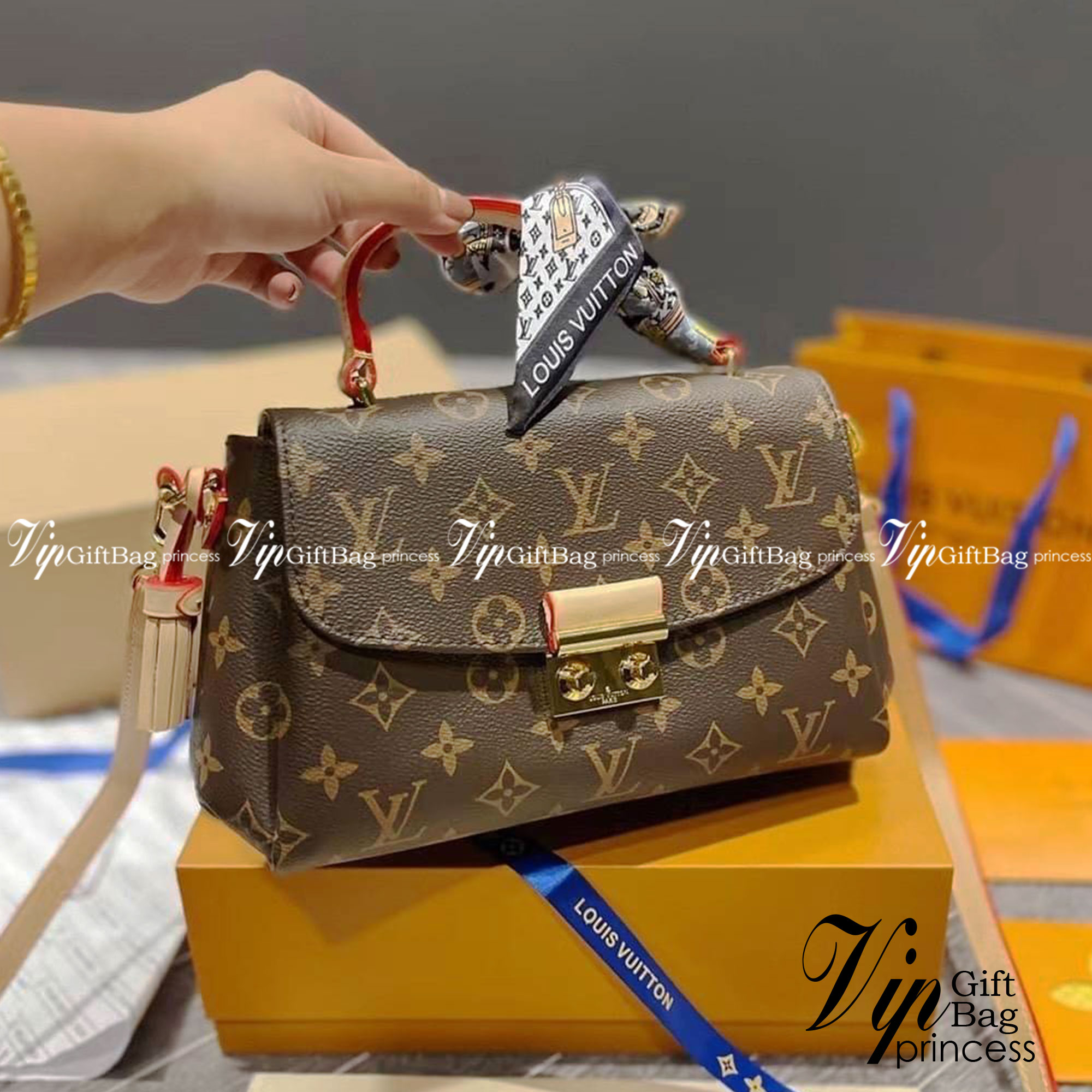 LV CROISETTE CROSSBODY BAG ให้สาวๆได้สวย ในราคาจับต้องได้ กับกระเป๋าสะพายข้าง ดีไซน์ลวดลายตารางเอกลักษณ์ คลาสสิคแต่ดูผู้ดี วัสดุหนังแคนวาส เปิด-ปิดด้วยตัวล็อคแน่นหนา ภายในโล่งกว้าง ใส่ของสำคัญได้ครบถ้วน สายสะพายถอดออกได้ ปรับได้ มีหูจับในตัว ถือเก๋ๆ หรือจ