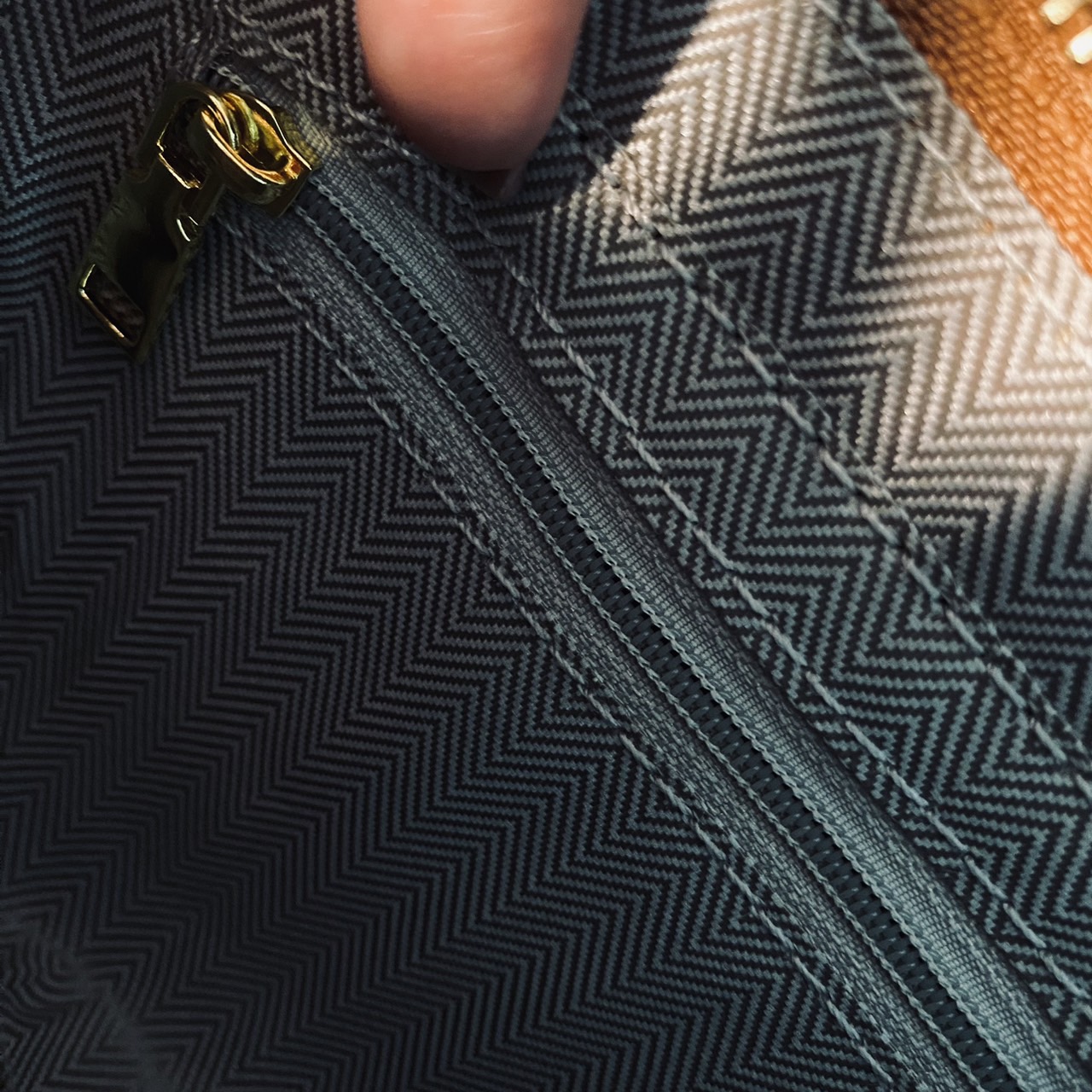 CELINE Teen Triomphe Bag 20cm กระเป๋าสะพายรุ่นยอดนิยม งานสวยอยู่ทรง ไม่มีไม่ได้เลยกับไอเท็มสุดคลาสสิค เนเชอรัลโทน ดูดี ดูแพง -- รับตัวแทนกระเป๋า