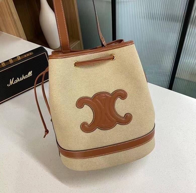 Celine Vip Gift Bag กระเป๋าถือหรือสะพายไหล่ วัสดุ Canvas สวยหรูอยู่ทรง อะไหล่ทอง ติดโลโก้แบรนด์ด้านหน้า หรูหรา มีสายยาว ถอดสายได้ ปรับระดับได้ น้ำหนักเบา มาพร้อมถุงผ้าแบรนด์ ไม่ควรพลาด ใบจริงสวยมากก คุณค่าที่คุณคู่ควรค่า