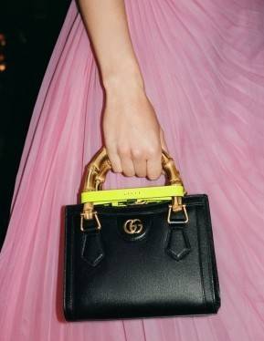 กระเป๋า GUCCI สไตล์งานหูไม้ไผ่ Size mimi รุ่น Gucci Diana Bag กระเป๋าสุดคลาสสิกดีไซน์มาใหม่พร้อมเข็ดขัดหนังสีสะท้อนแสงประดับตรงหูกระเป๋า กระเป๋าทรง tote วัสดุหนังแท้ (calfskin) อะไหล่ทอง ขนาดกำลังดี งานสวยตั้งอยู่ทรง มีสายสะพายยาว 1เส้น สามารถปรับระดับได้
